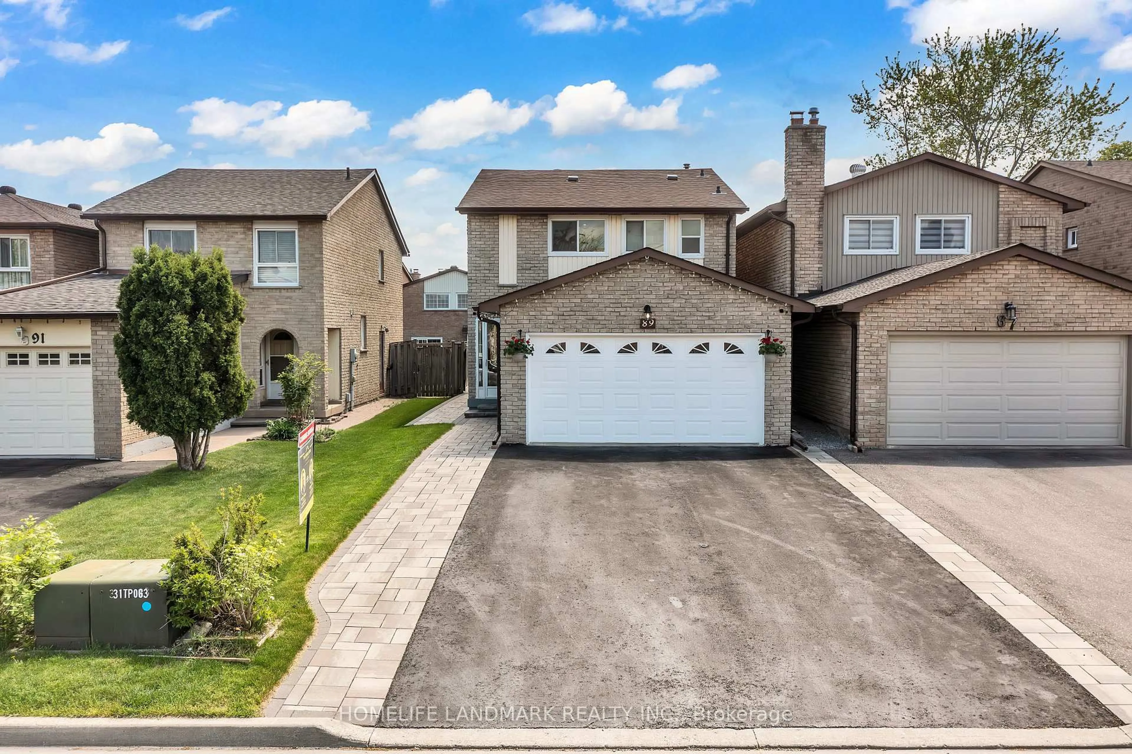 A pic from outside/outdoor area/front of a property/back of a property/a pic from drone, street for 89 Upton Cres, Markham Ontario L3R 3T3