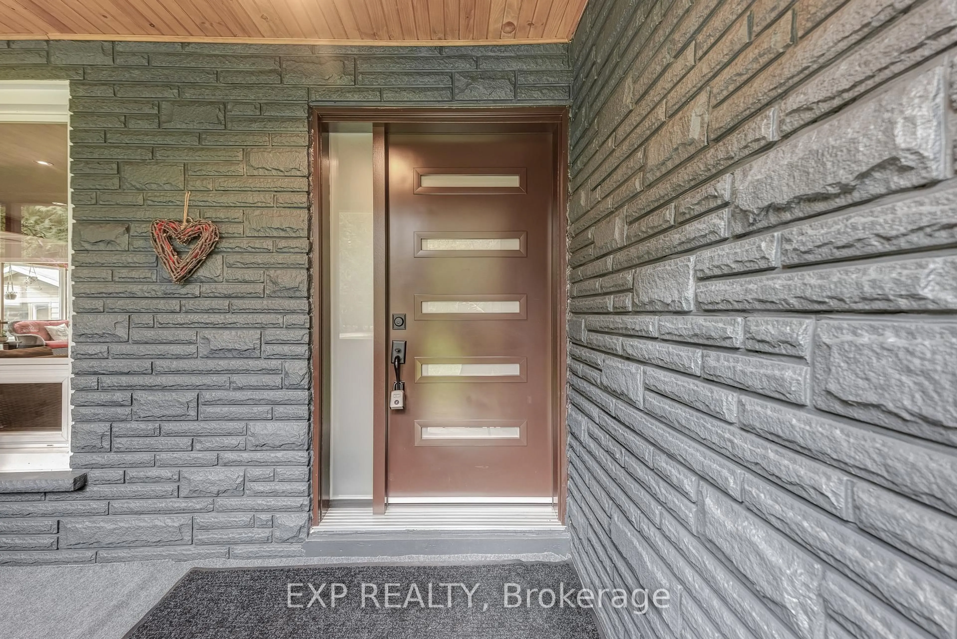 Indoor entryway for 10 Sulevi Ave, Georgina Ontario L0C 1L0