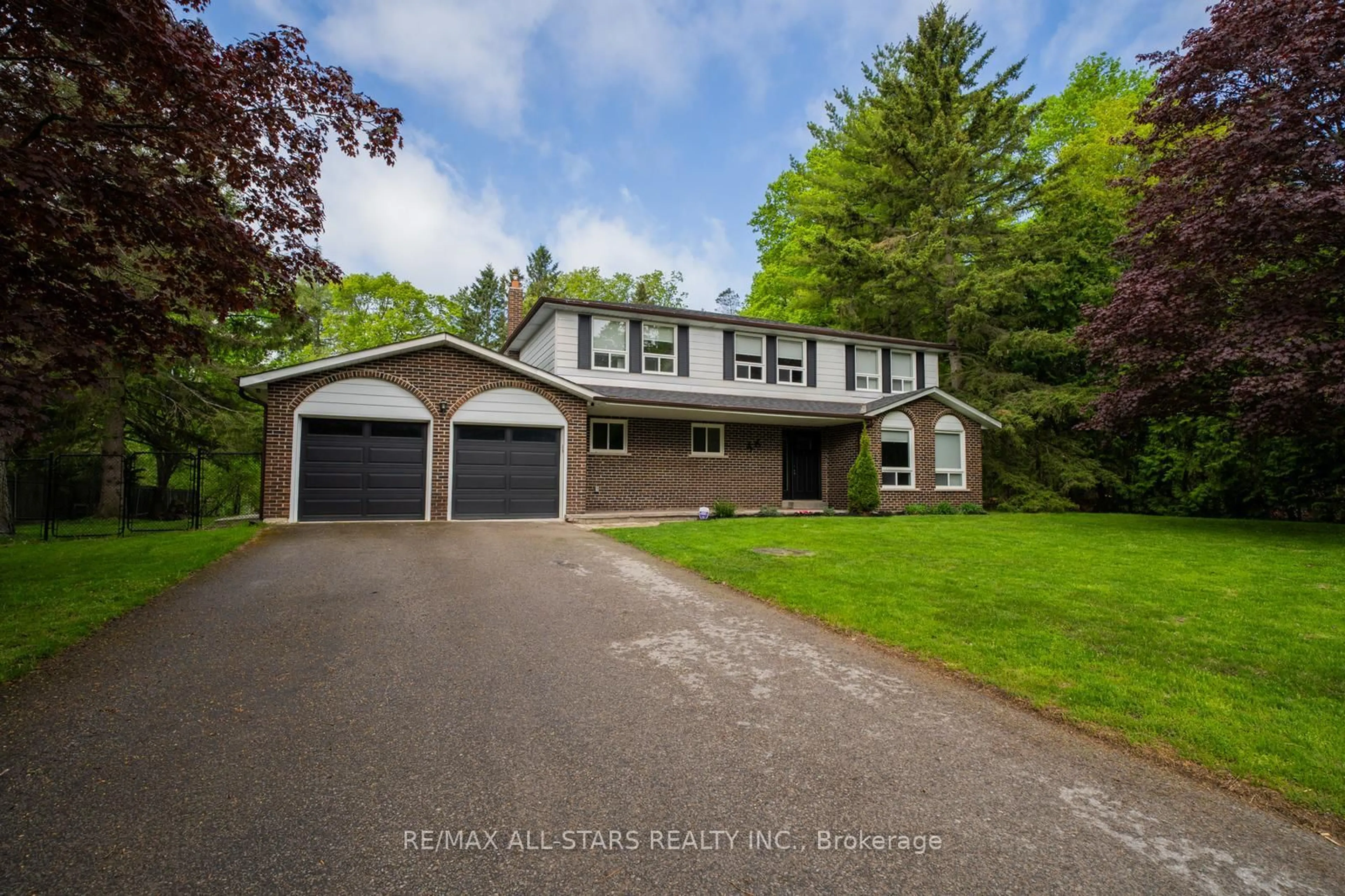 A pic from outside/outdoor area/front of a property/back of a property/a pic from drone, street for 46 Iroquois Dr, Whitchurch-Stouffville Ontario L4A 7X4