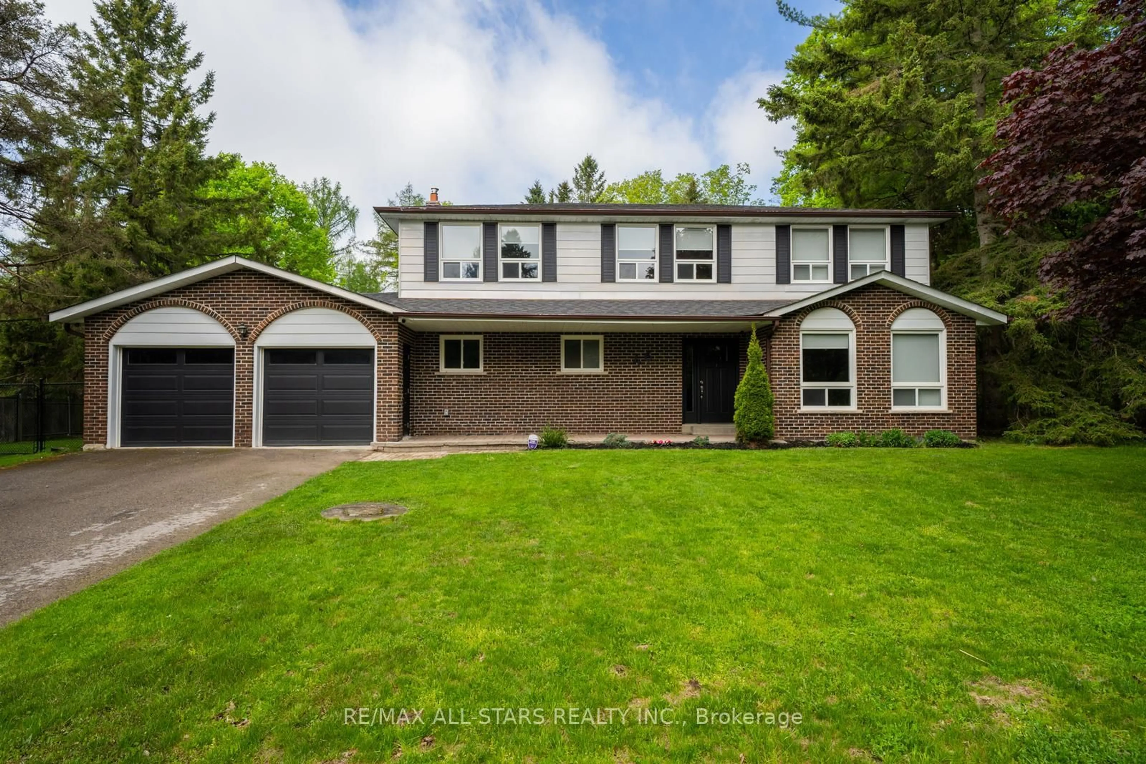 Home with vinyl exterior material, street for 46 Iroquois Dr, Whitchurch-Stouffville Ontario L4A 7X4