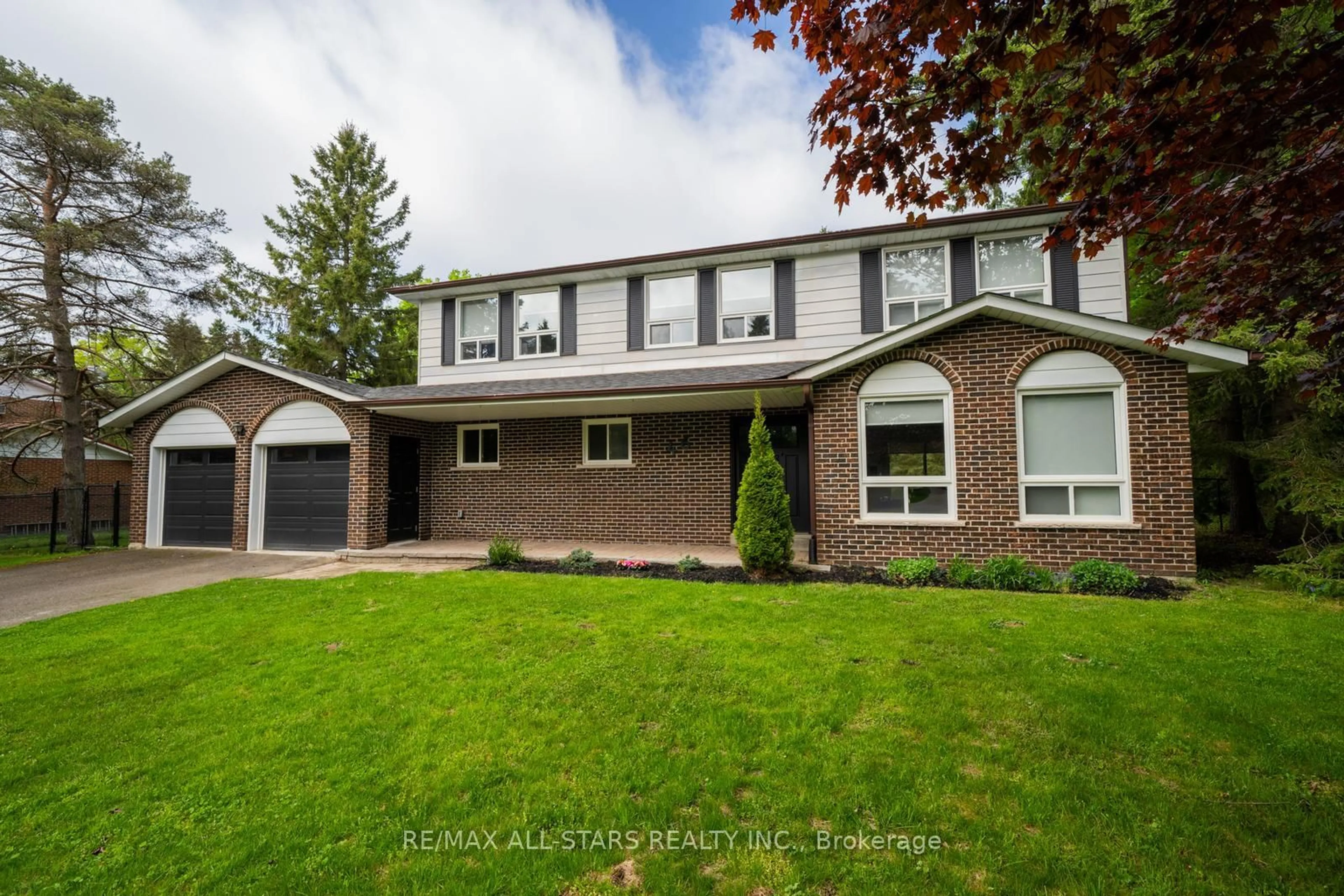 Home with vinyl exterior material, street for 46 Iroquois Dr, Whitchurch-Stouffville Ontario L4A 7X4