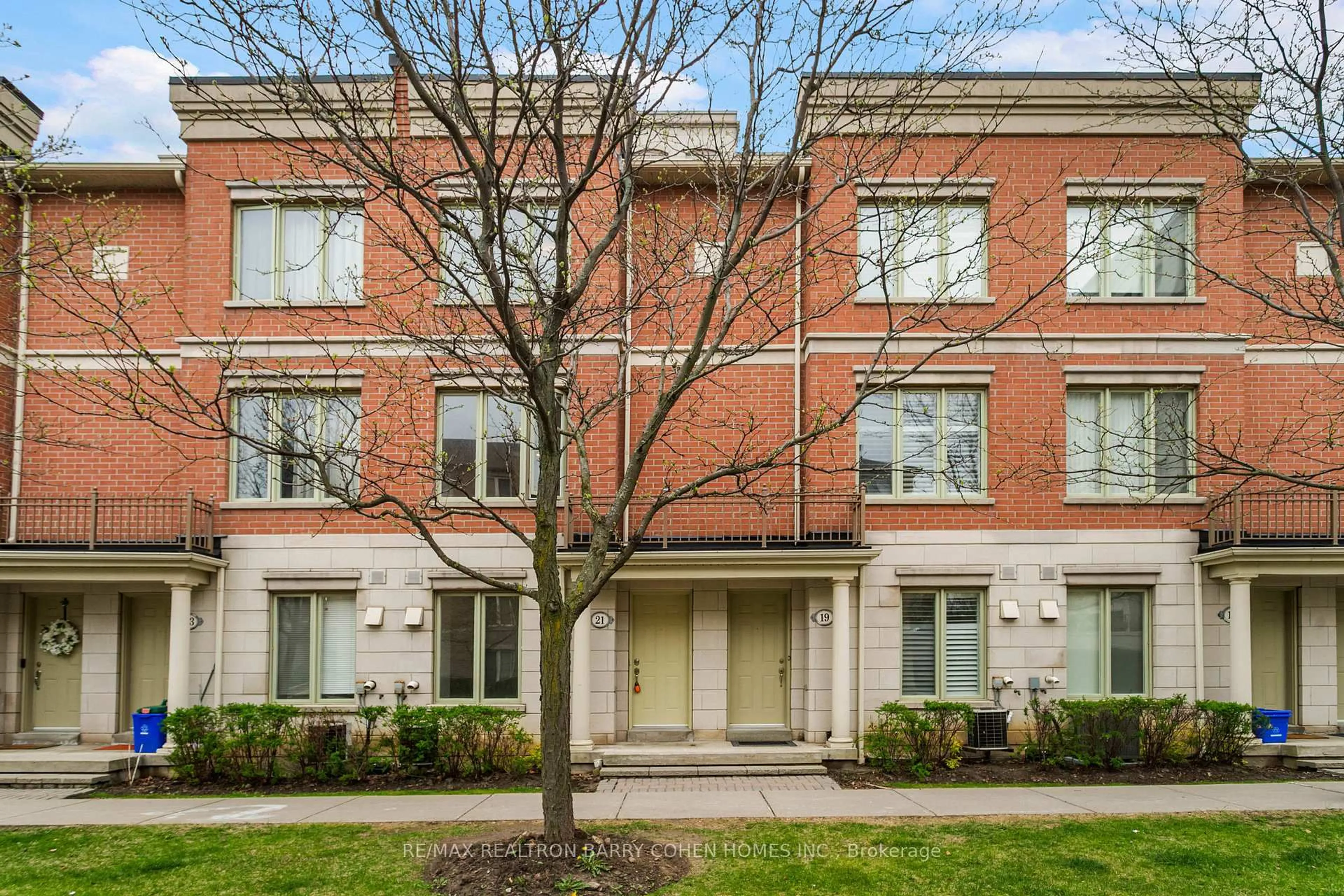 Home with brick exterior material, street for 21 Galleria Pkwy #21, Markham Ontario L3T 0A4