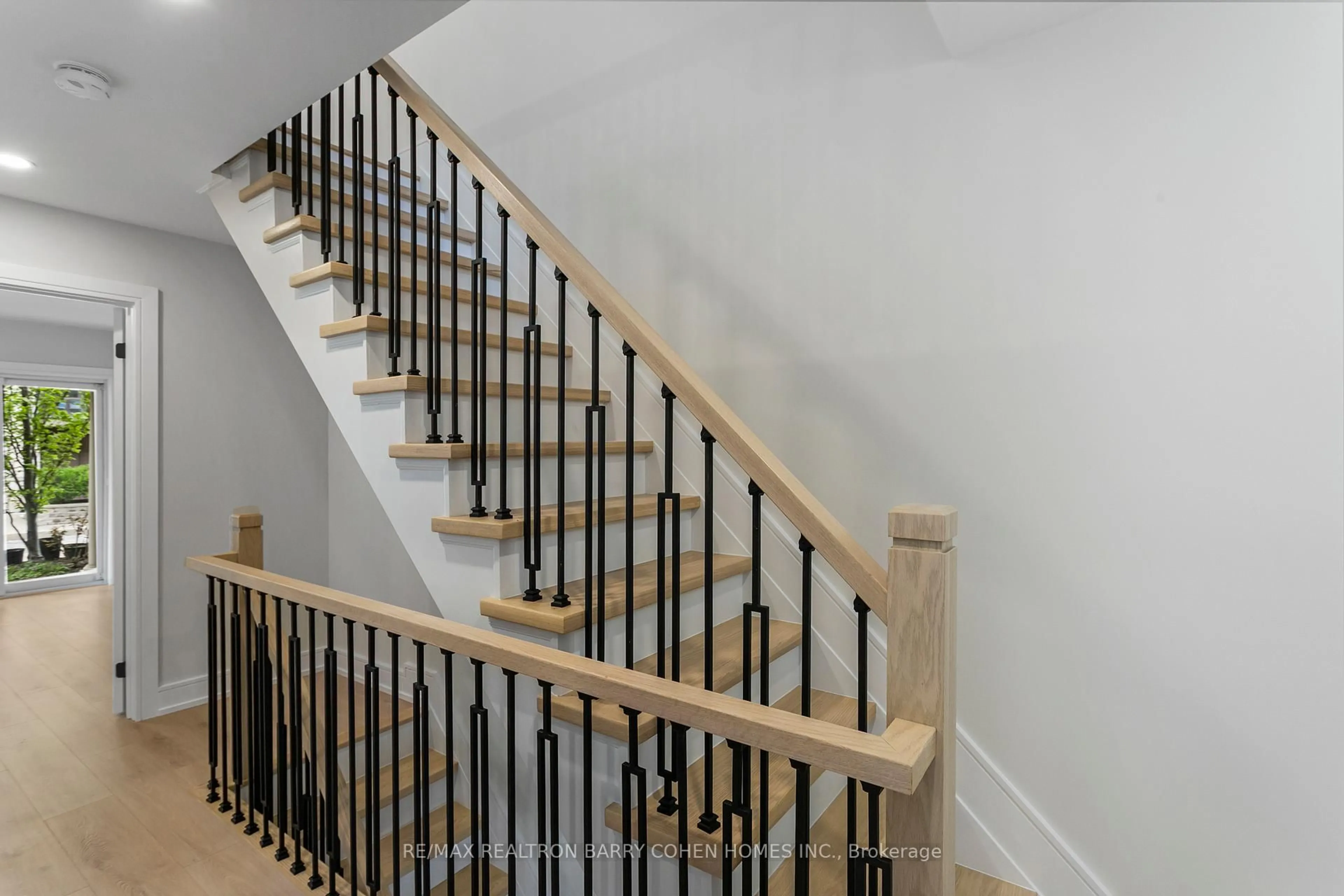Stairs for 21 Galleria Pkwy #21, Markham Ontario L3T 0A4