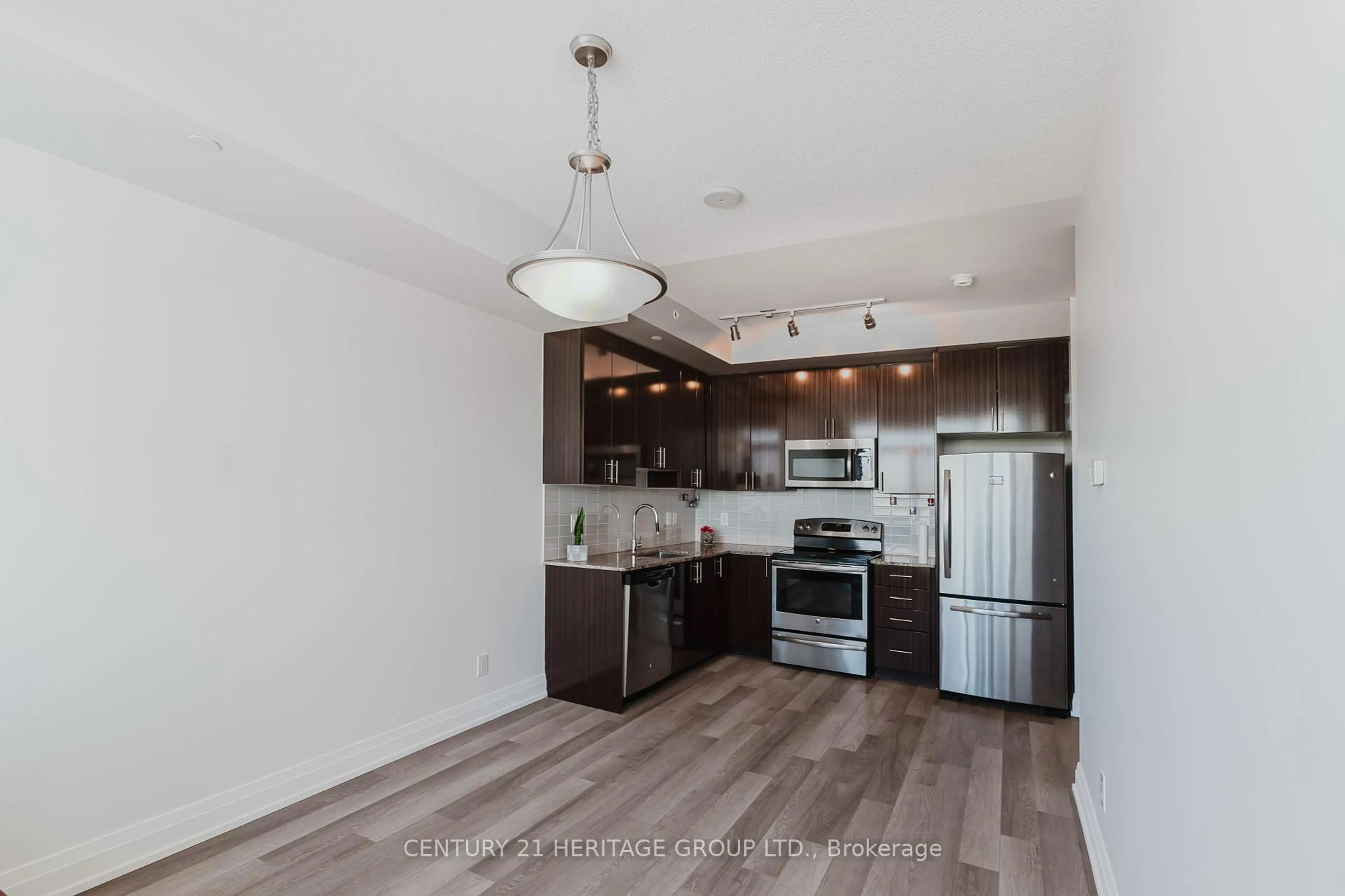 Open concept kitchen, wood/laminate floor for 7165 Yonge St #1615, Markham Ontario L3T 0C9