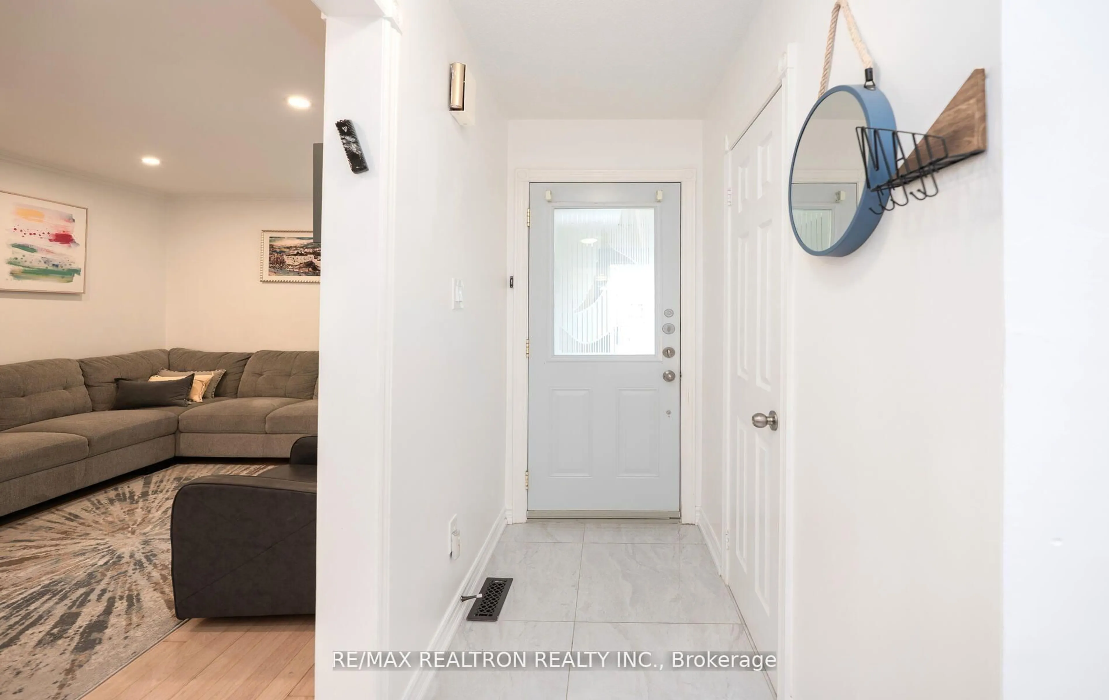 Indoor entryway for 22 Rejane Cres, Vaughan Ontario L4J 5A2