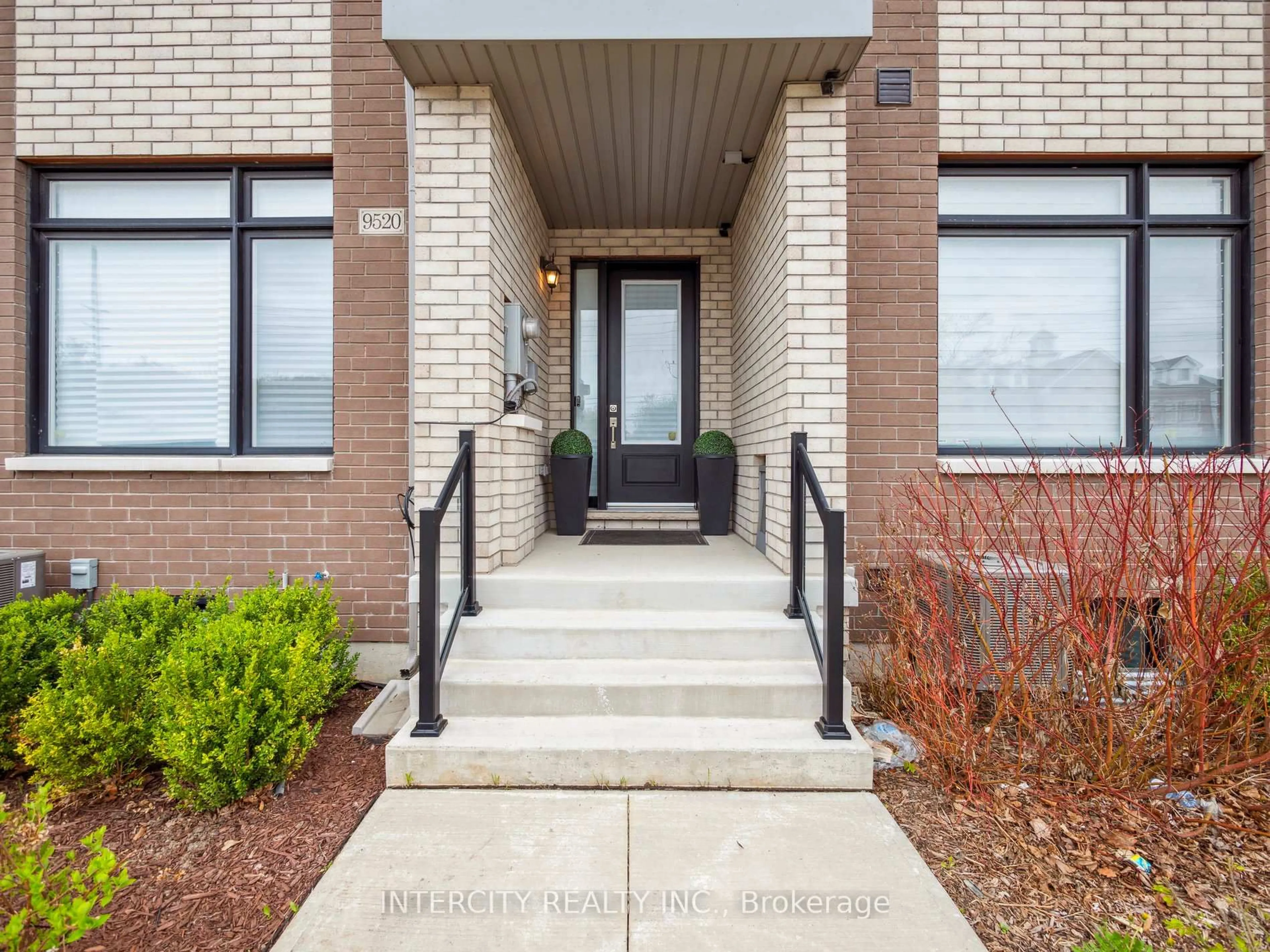 Indoor entryway for 9520 Weston Rd, Vaughan Ontario L4H 0P4