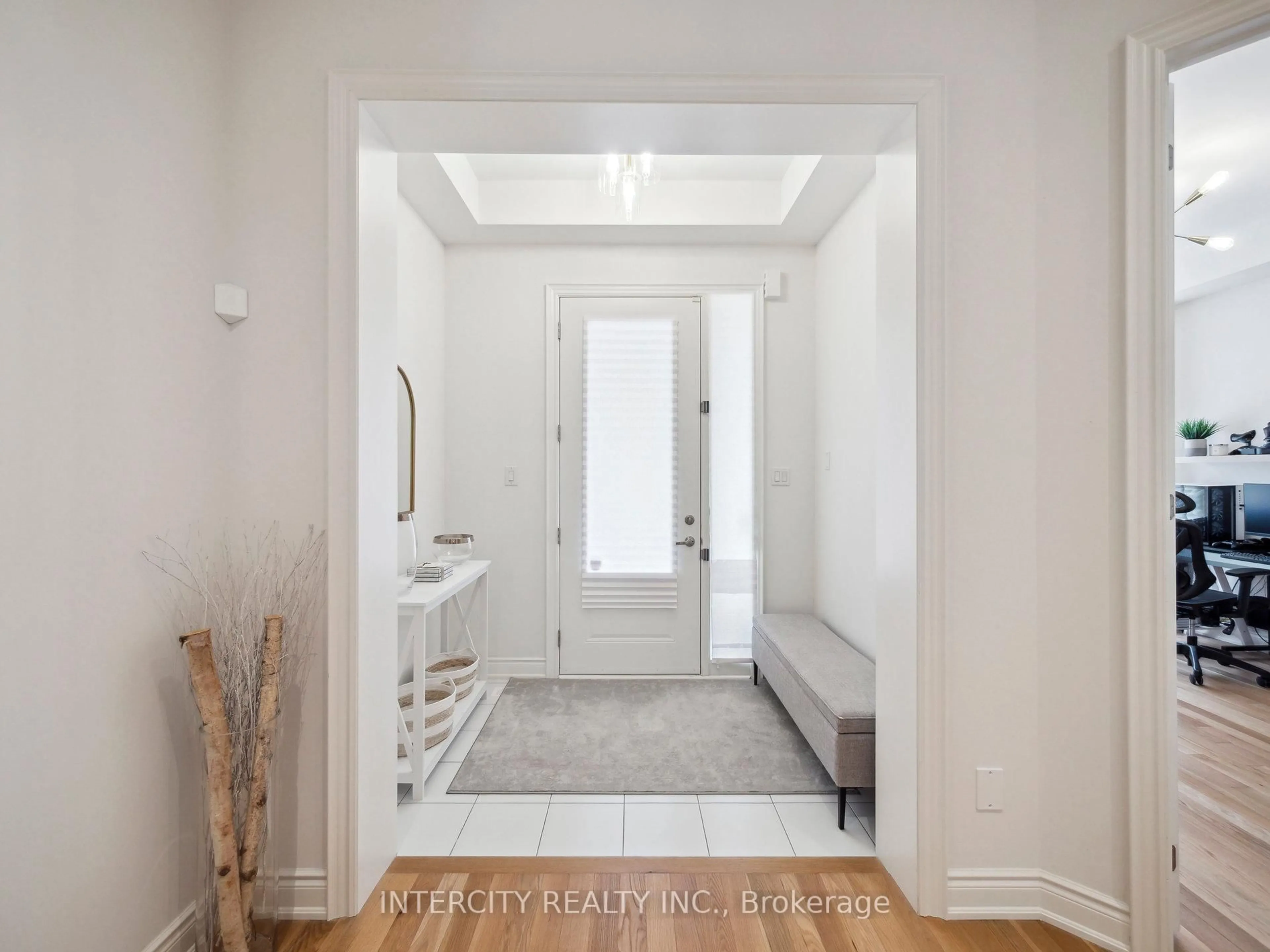 Indoor entryway for 9520 Weston Rd, Vaughan Ontario L4H 0P4