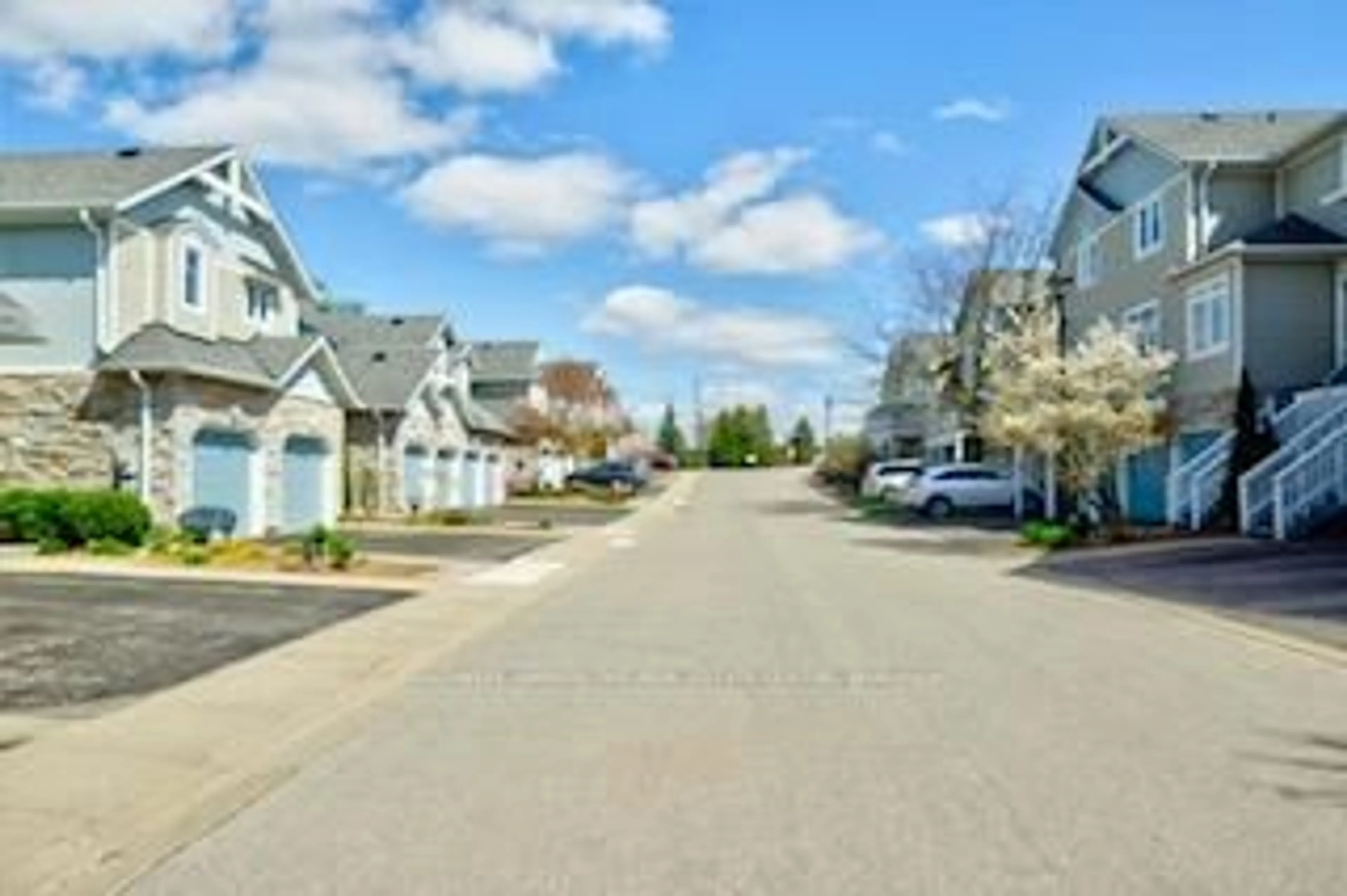 A pic from outside/outdoor area/front of a property/back of a property/a pic from drone, street for 991 On Bogart Circ #8, Newmarket Ontario L3Y 8T4