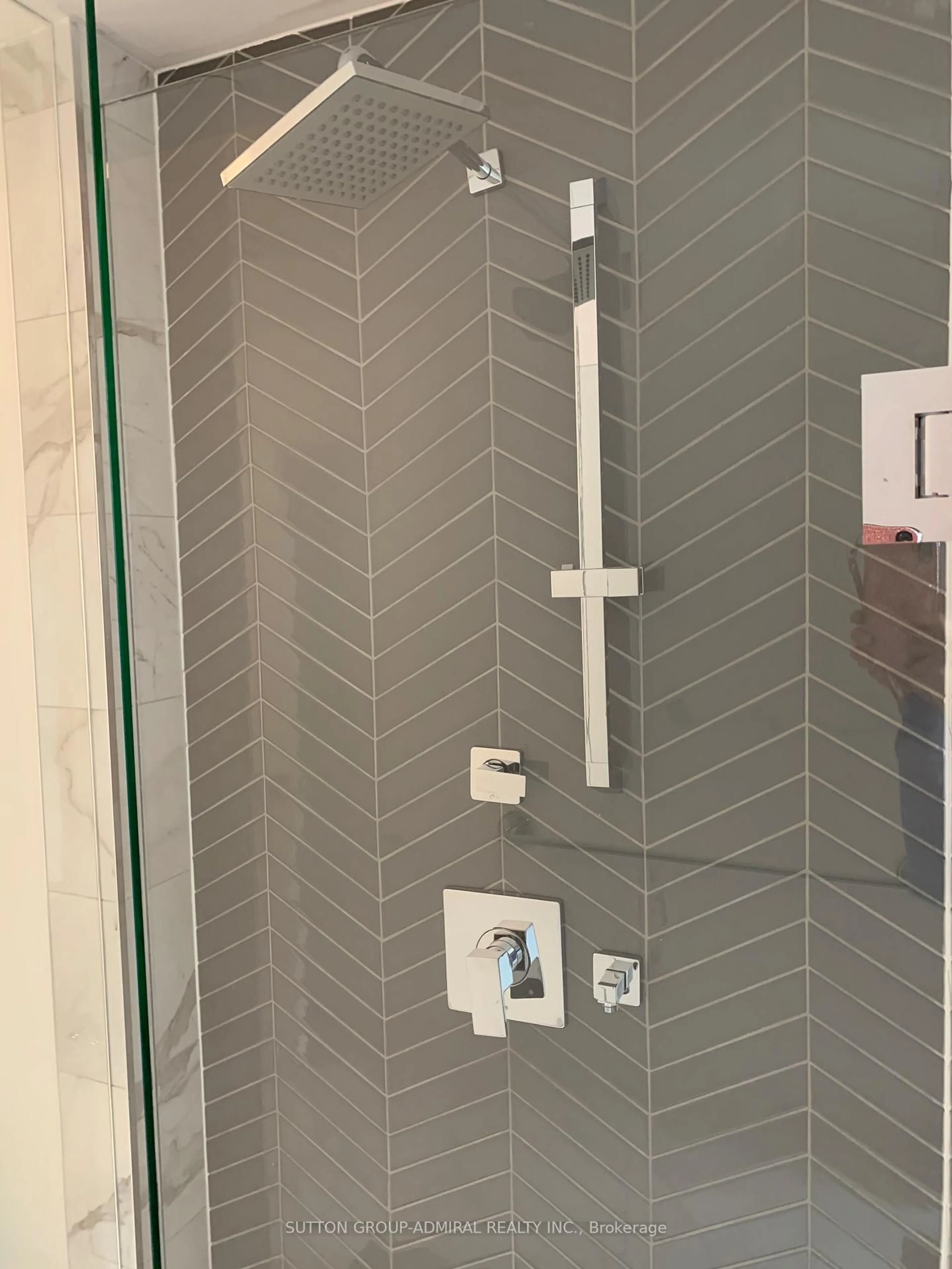 Contemporary bathroom, ceramic/tile floor for 2908 Highway 7 N/A #1103, Vaughan Ontario L4K 0K5