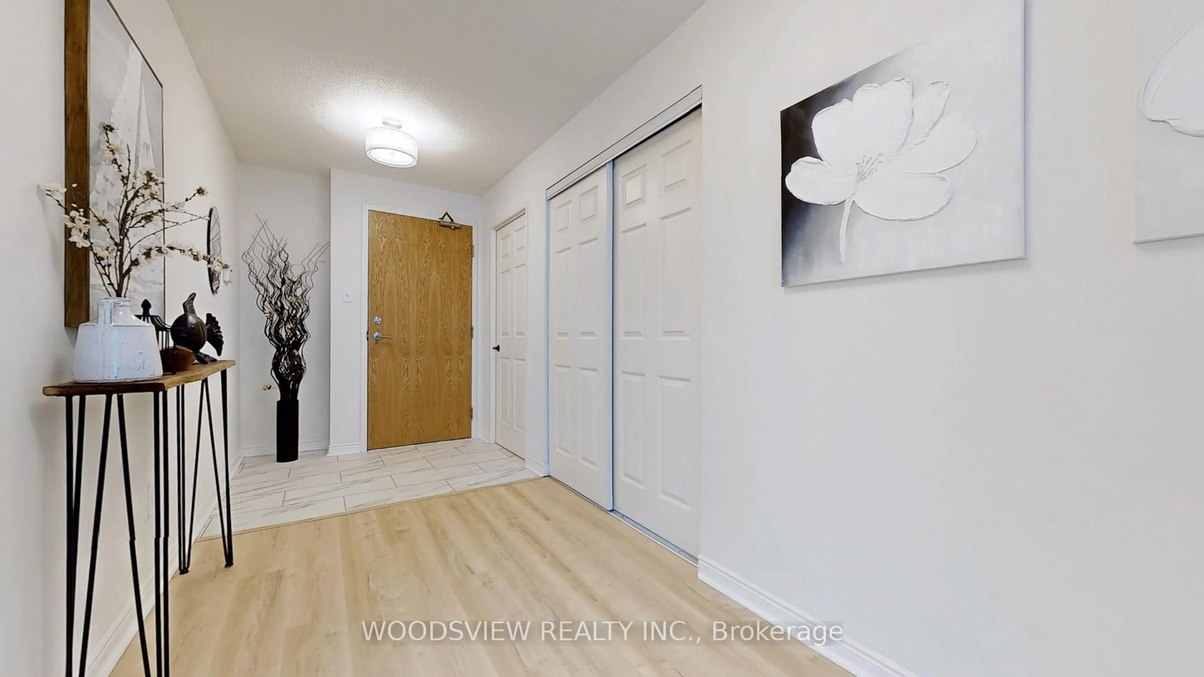 Indoor entryway for 14924 Yonge St #120, Aurora Ontario L4G 6H7