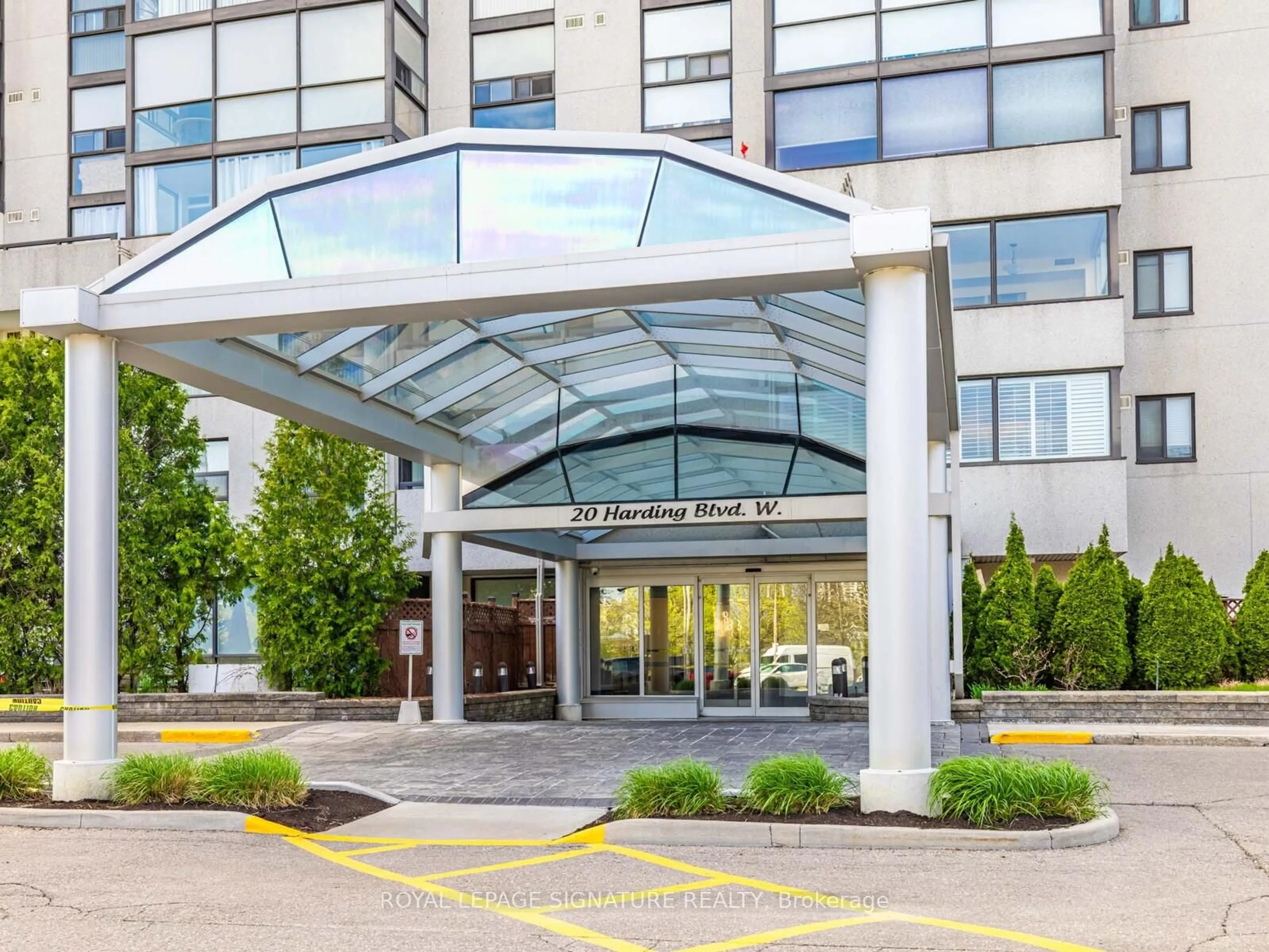 Indoor foyer for 20 Harding Blvd #305, Richmond Hill Ontario L4C 9S4