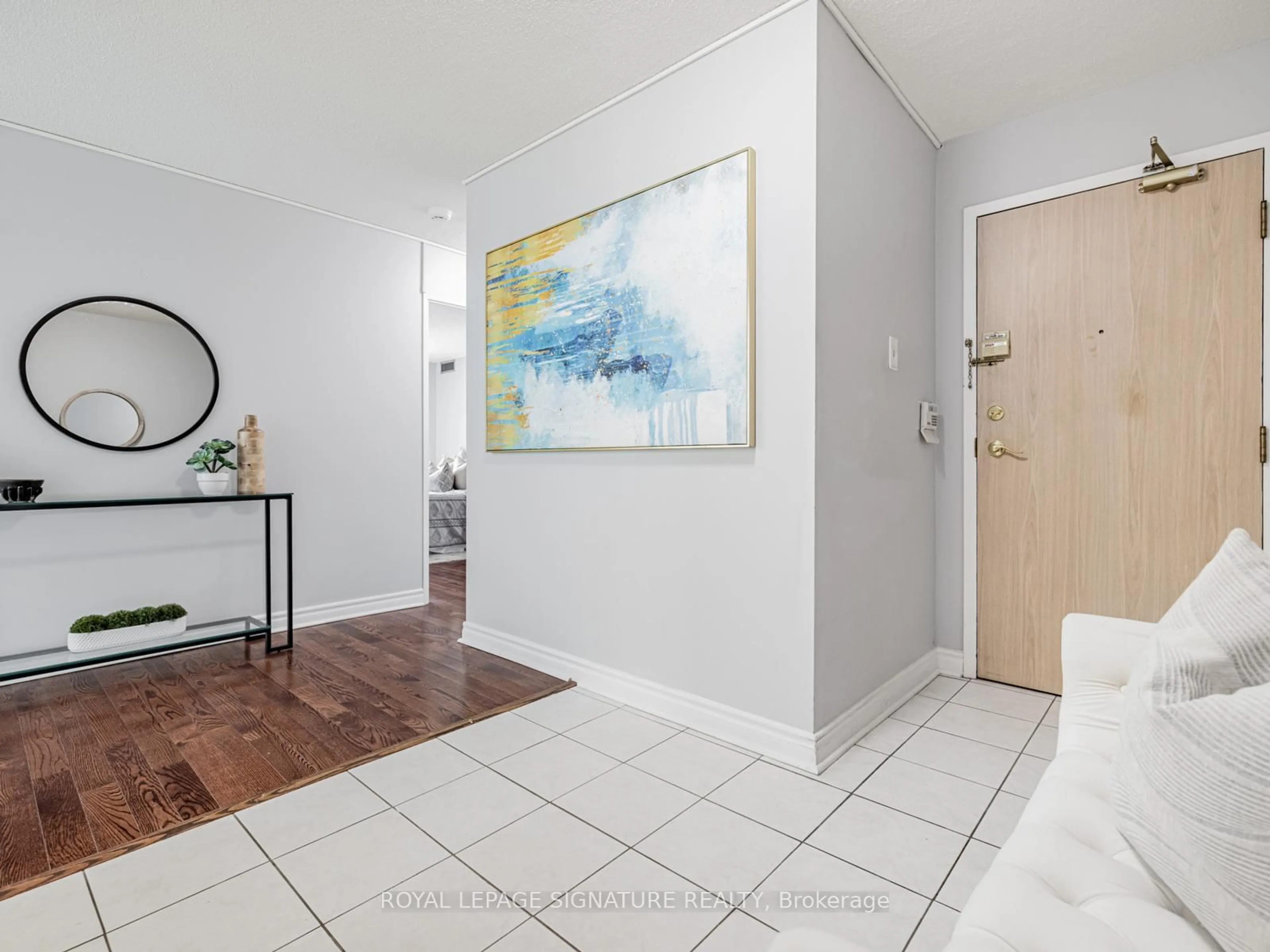 Indoor entryway for 20 Harding Blvd #305, Richmond Hill Ontario L4C 9S4