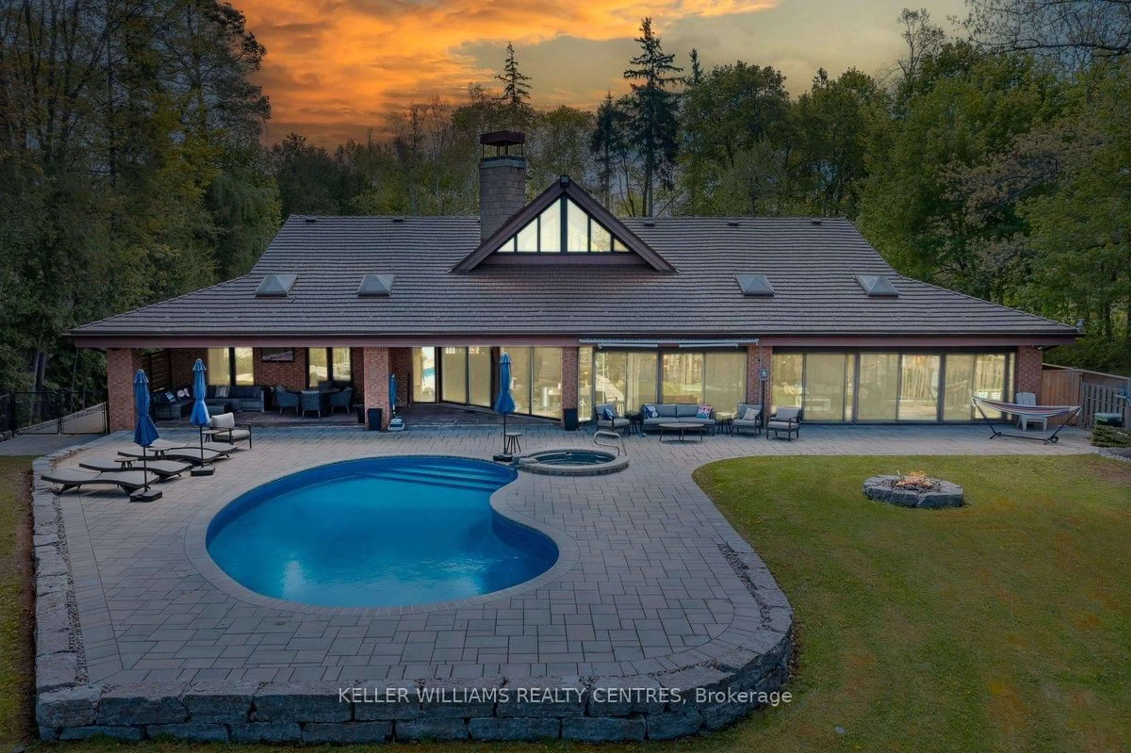A pic from outside/outdoor area/front of a property/back of a property/a pic from drone, unknown for 700 Lake Dr, Georgina Ontario L4P 3C8
