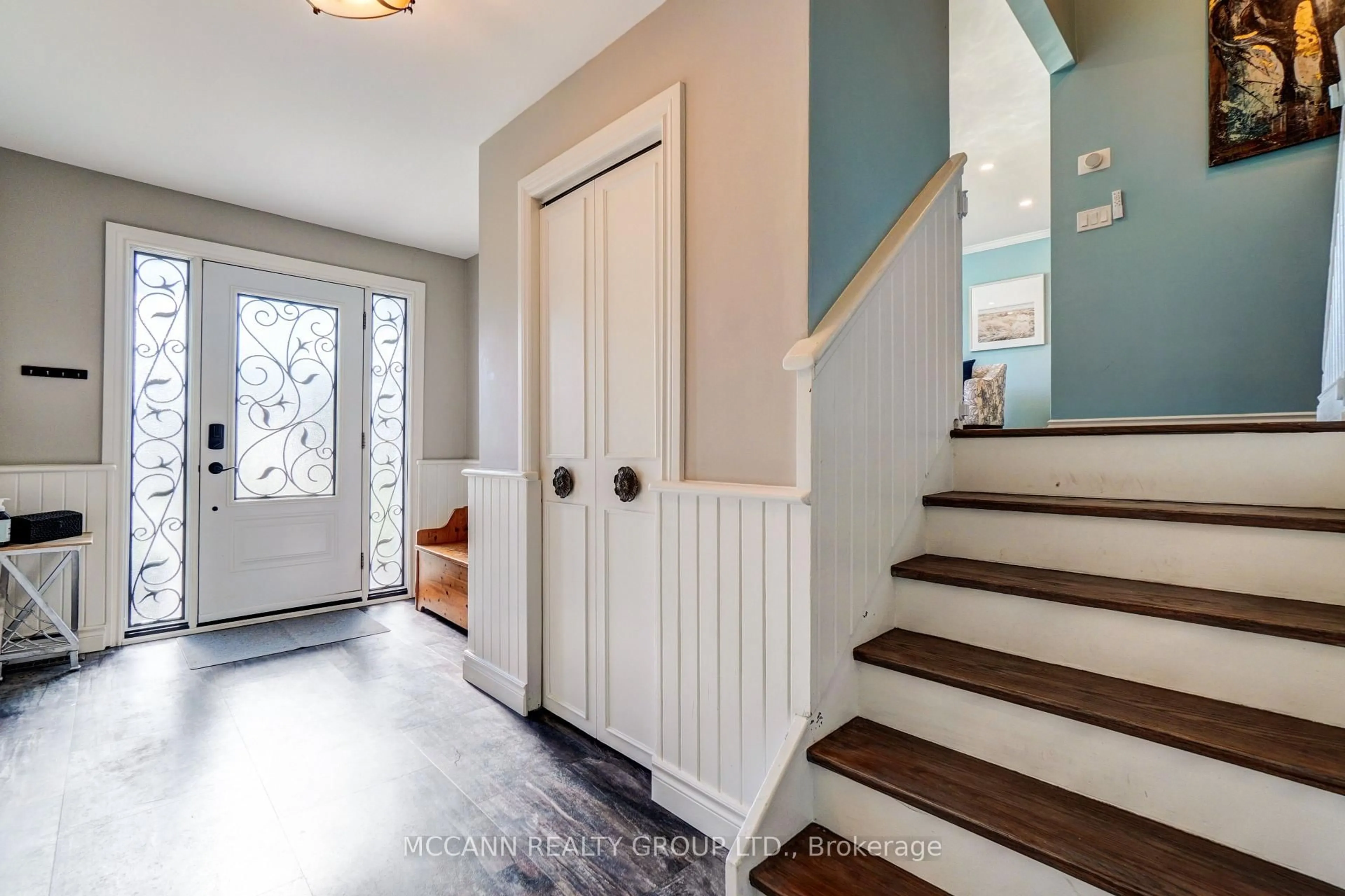 Indoor entryway for 29 Third Ave, Uxbridge Ontario L9P 1K2