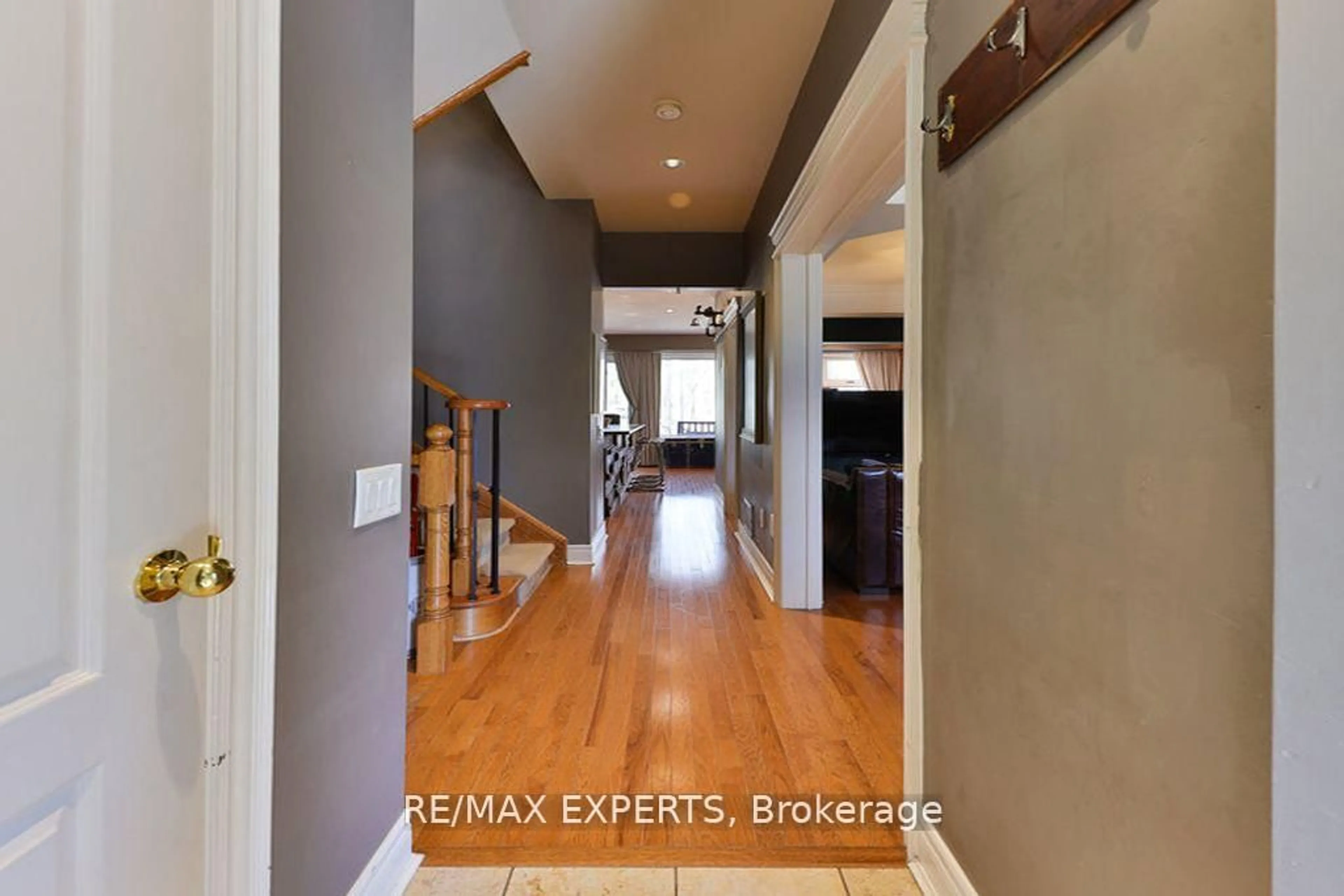 Indoor entryway for 119 Westbury Crt, Richmond Hill Ontario L4L 2S3
