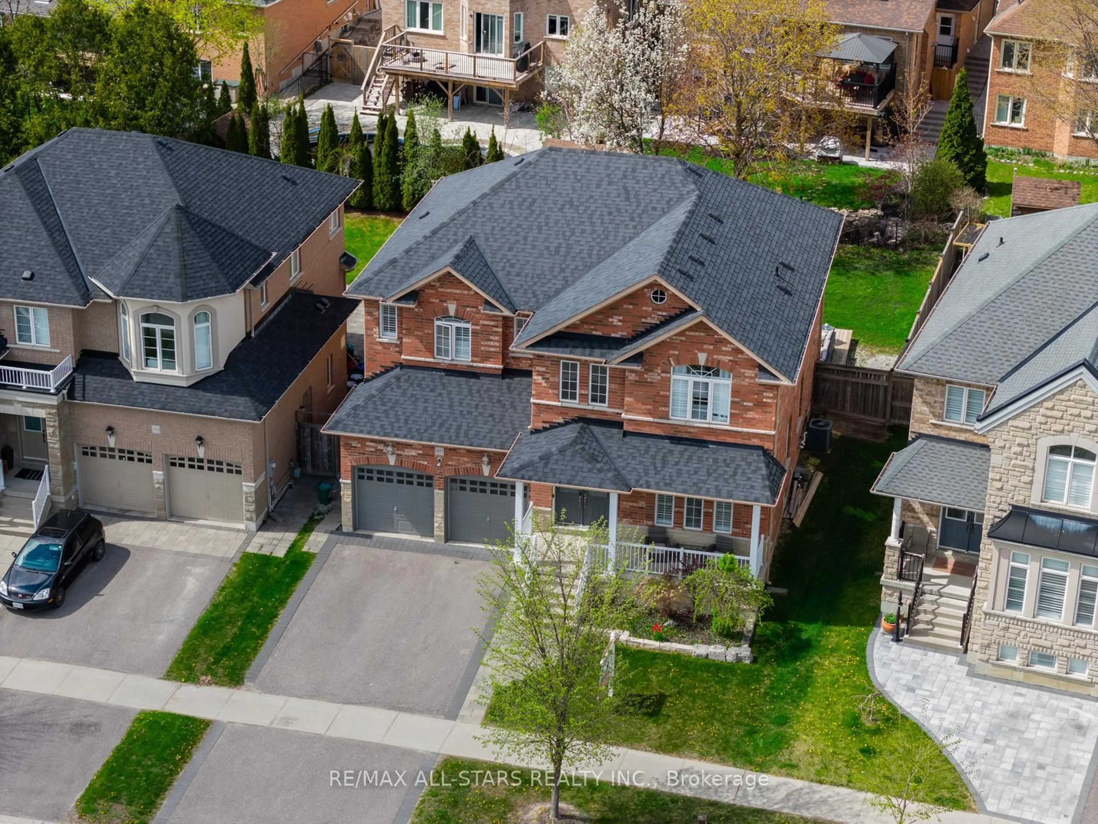 A pic from outside/outdoor area/front of a property/back of a property/a pic from drone, street for 407 Hoover Park Dr, Whitchurch-Stouffville Ontario L4A 1P4
