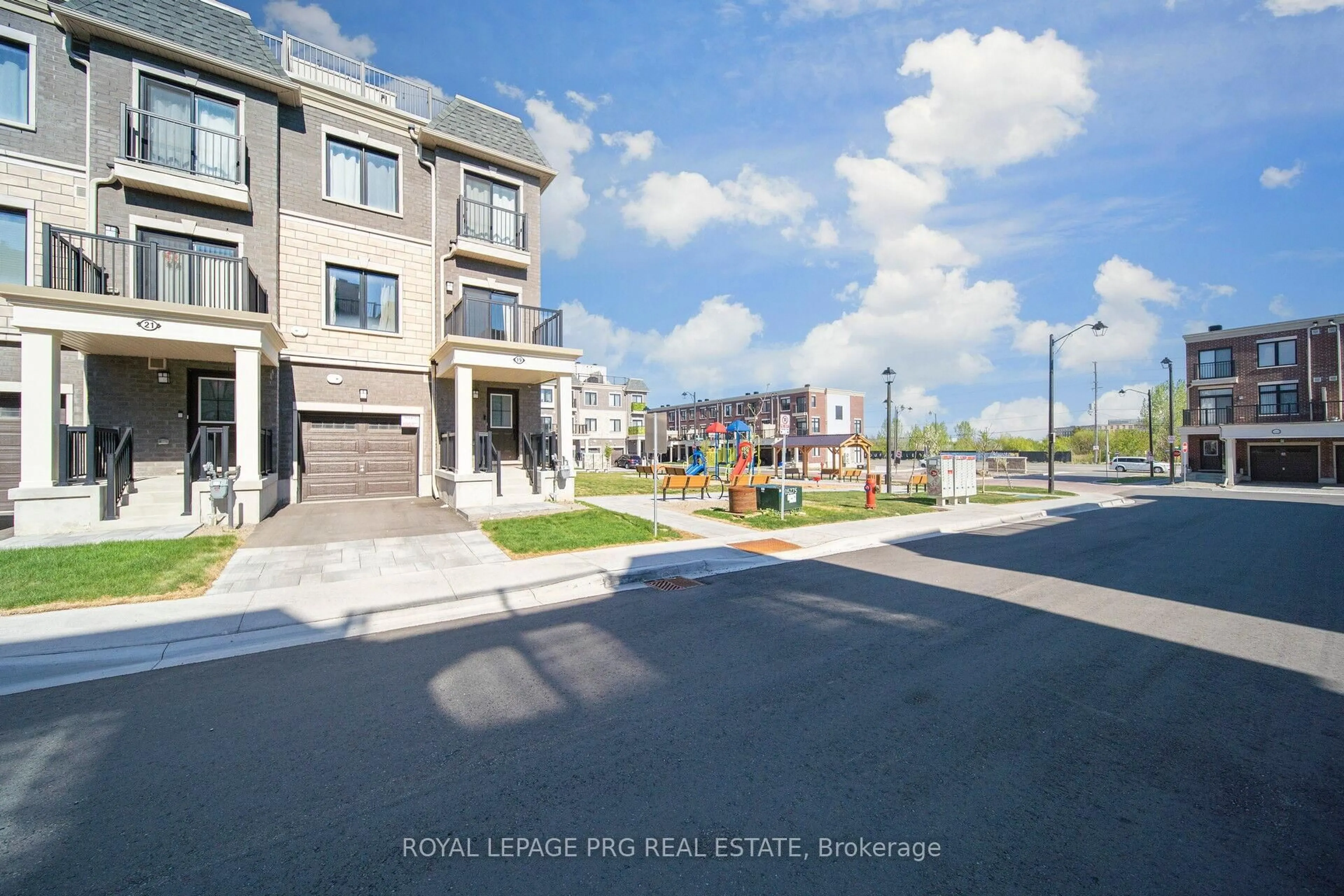 A pic from outside/outdoor area/front of a property/back of a property/a pic from drone, street for 19 Sunbury Lane, Whitchurch-Stouffville Ontario L4A 7X5