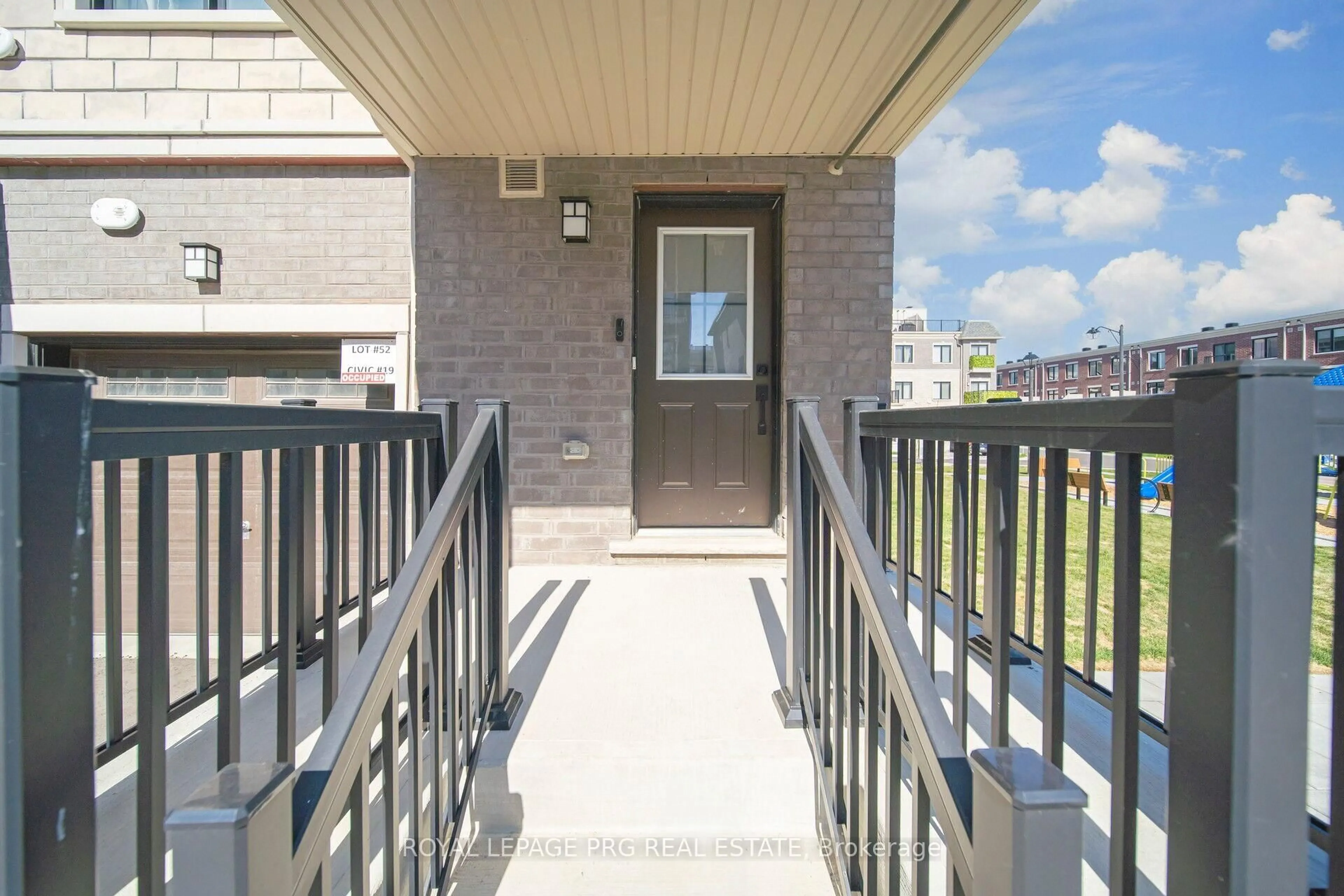 Indoor entryway for 19 Sunbury Lane, Whitchurch-Stouffville Ontario L4A 7X5