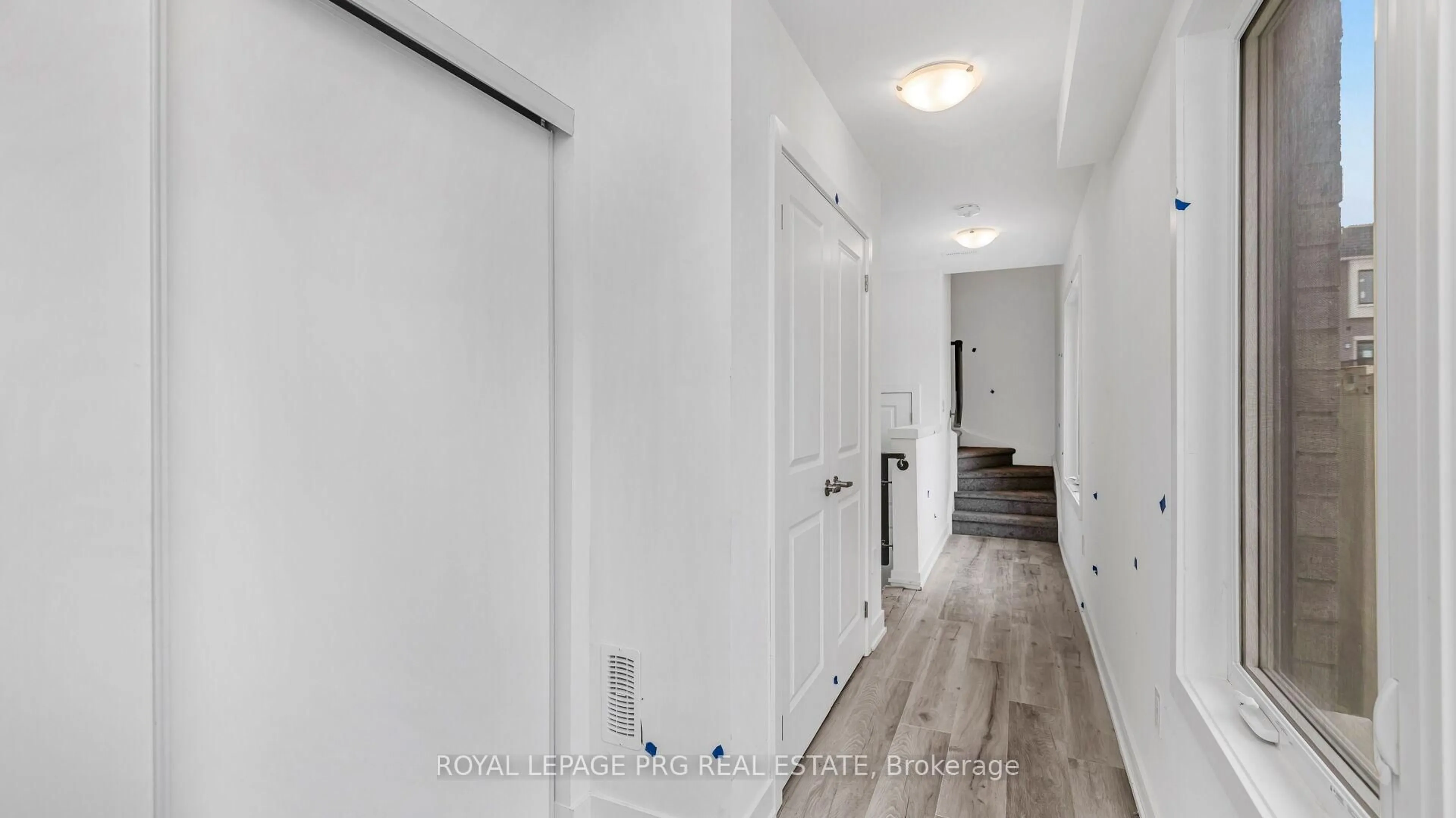 Indoor entryway for 19 Sunbury Lane, Whitchurch-Stouffville Ontario L4A 7X5