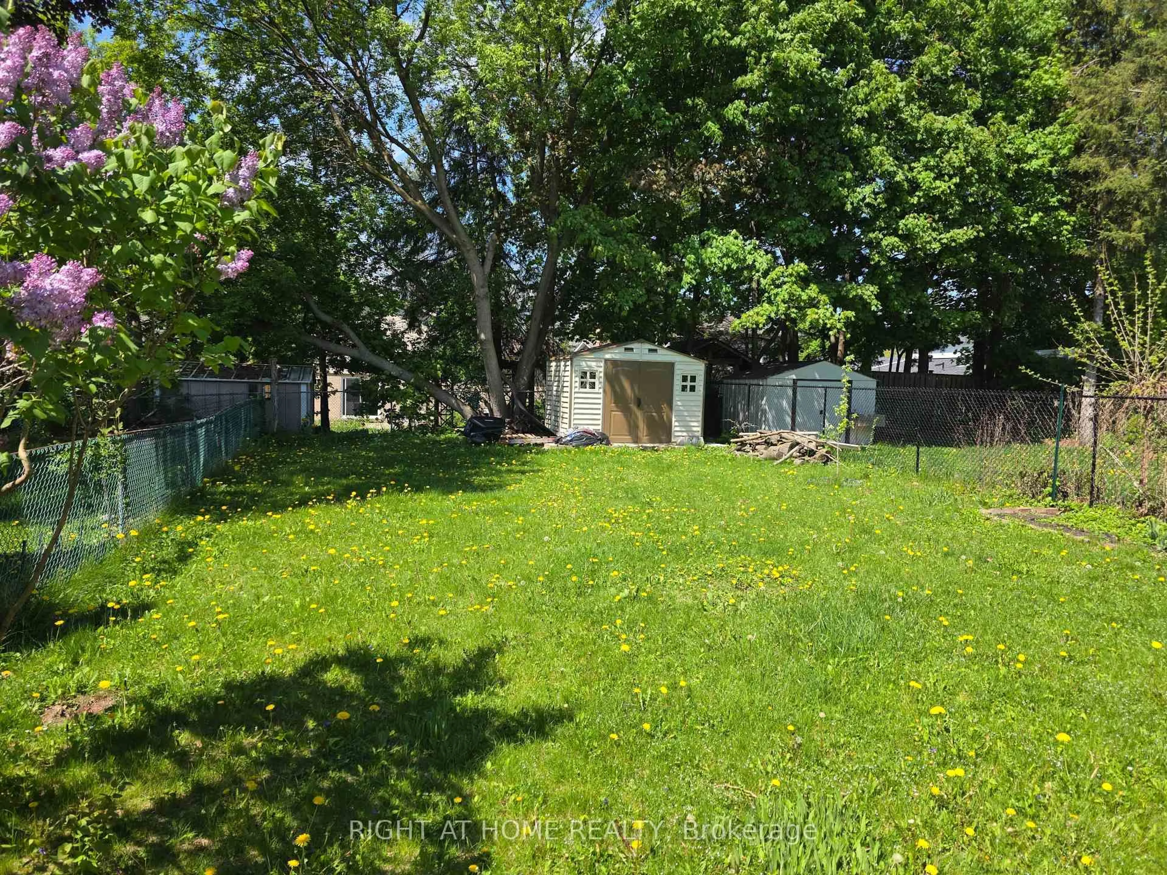 A pic from outside/outdoor area/front of a property/back of a property/a pic from drone, street for 164 Springhead Gdns, Richmond Hill Ontario L4C 5C6