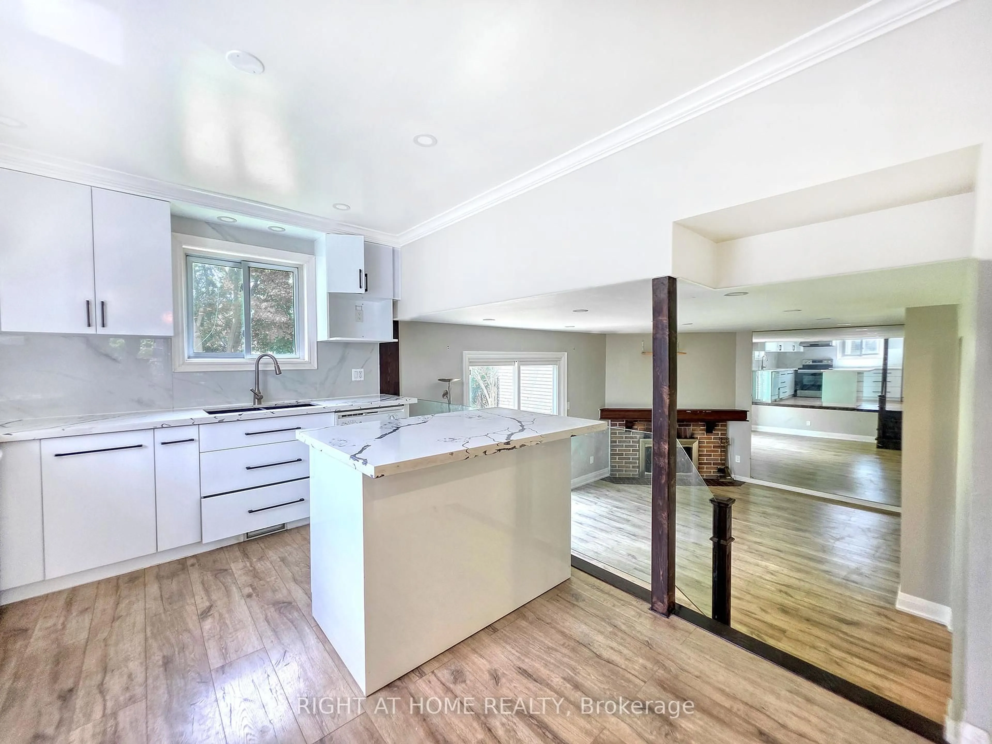 Open concept kitchen, unknown for 164 Springhead Gdns, Richmond Hill Ontario L4C 5C6