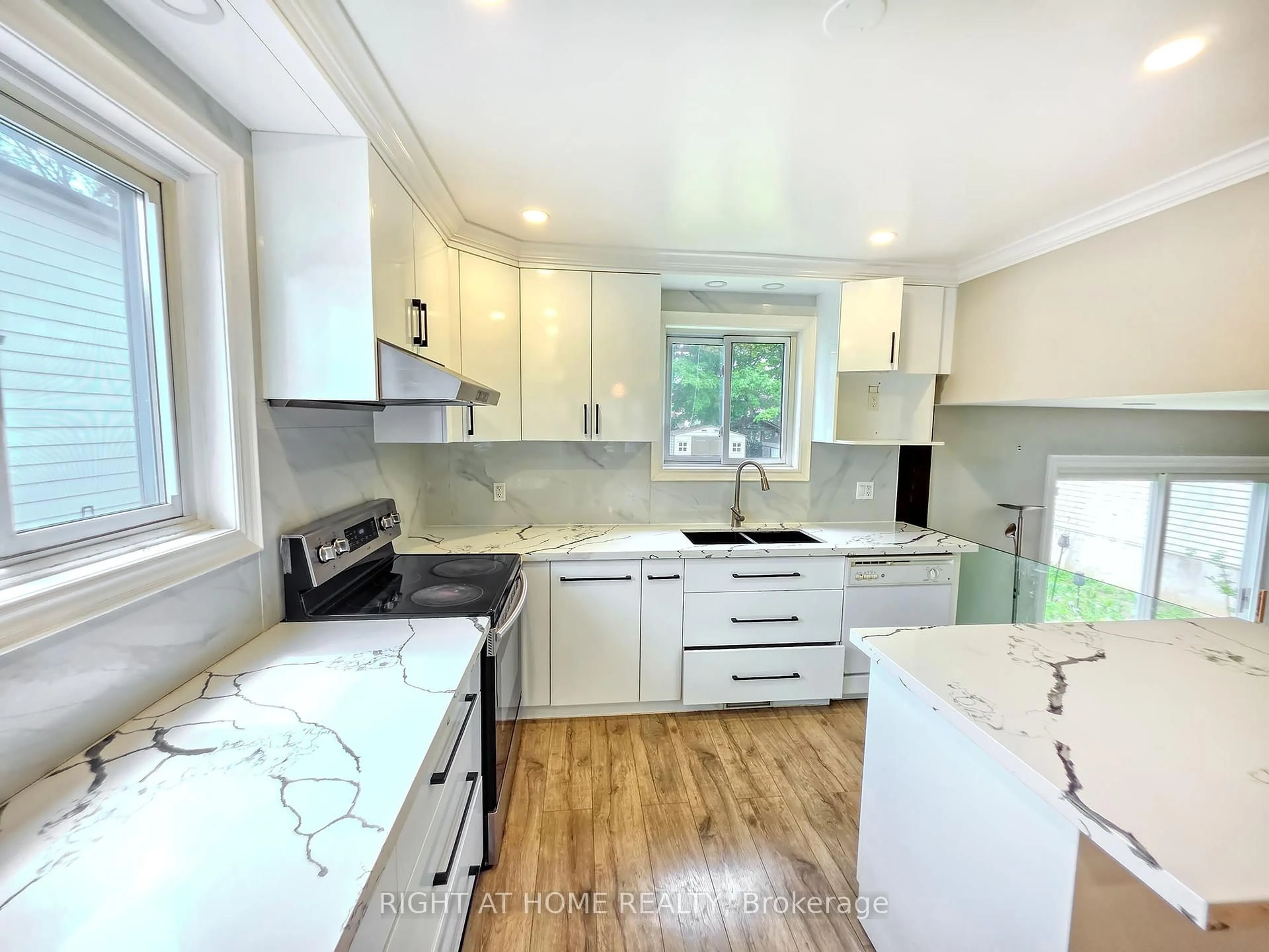 Open concept kitchen, unknown for 164 Springhead Gdns, Richmond Hill Ontario L4C 5C6
