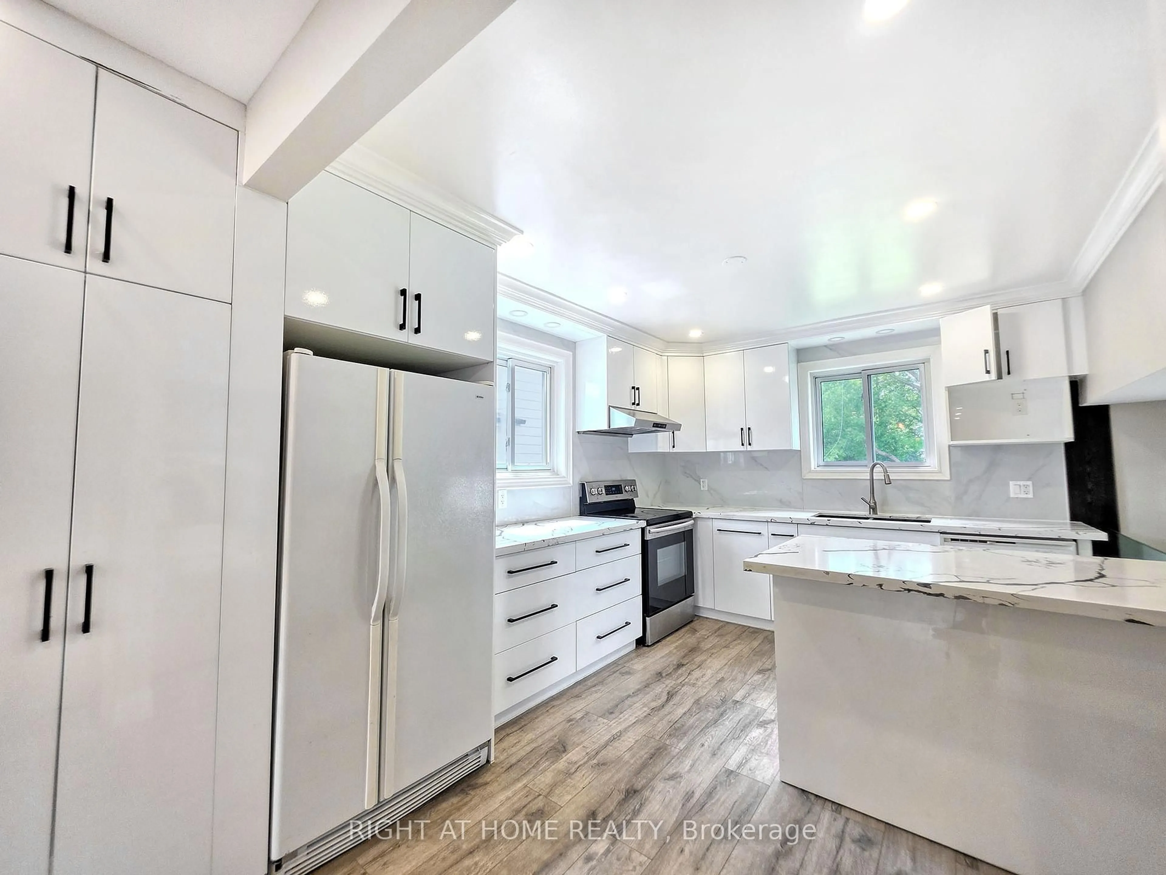Open concept kitchen, unknown for 164 Springhead Gdns, Richmond Hill Ontario L4C 5C6