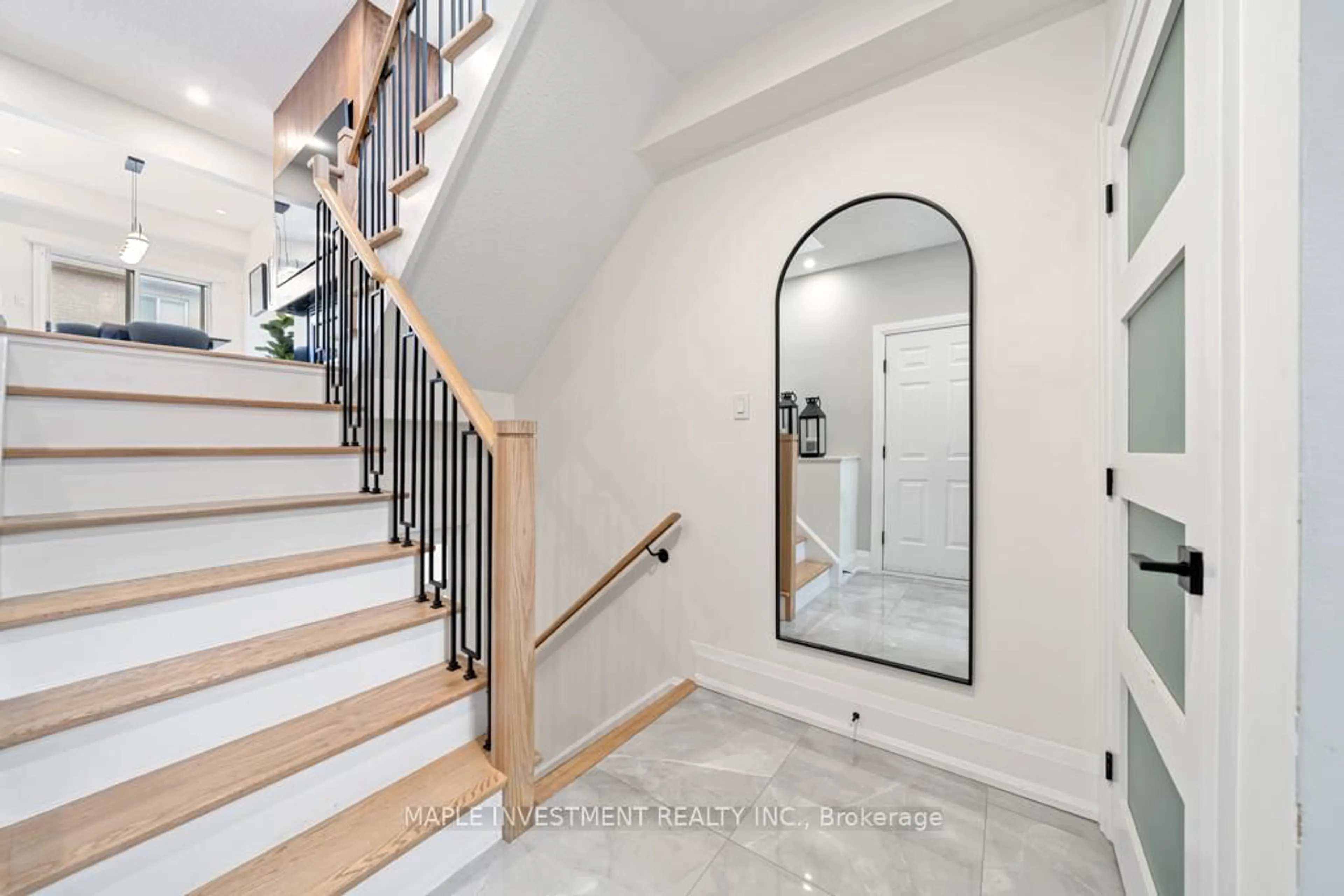 Indoor entryway for 15 Pottery Pl #11, Vaughan Ontario L4L 9J6