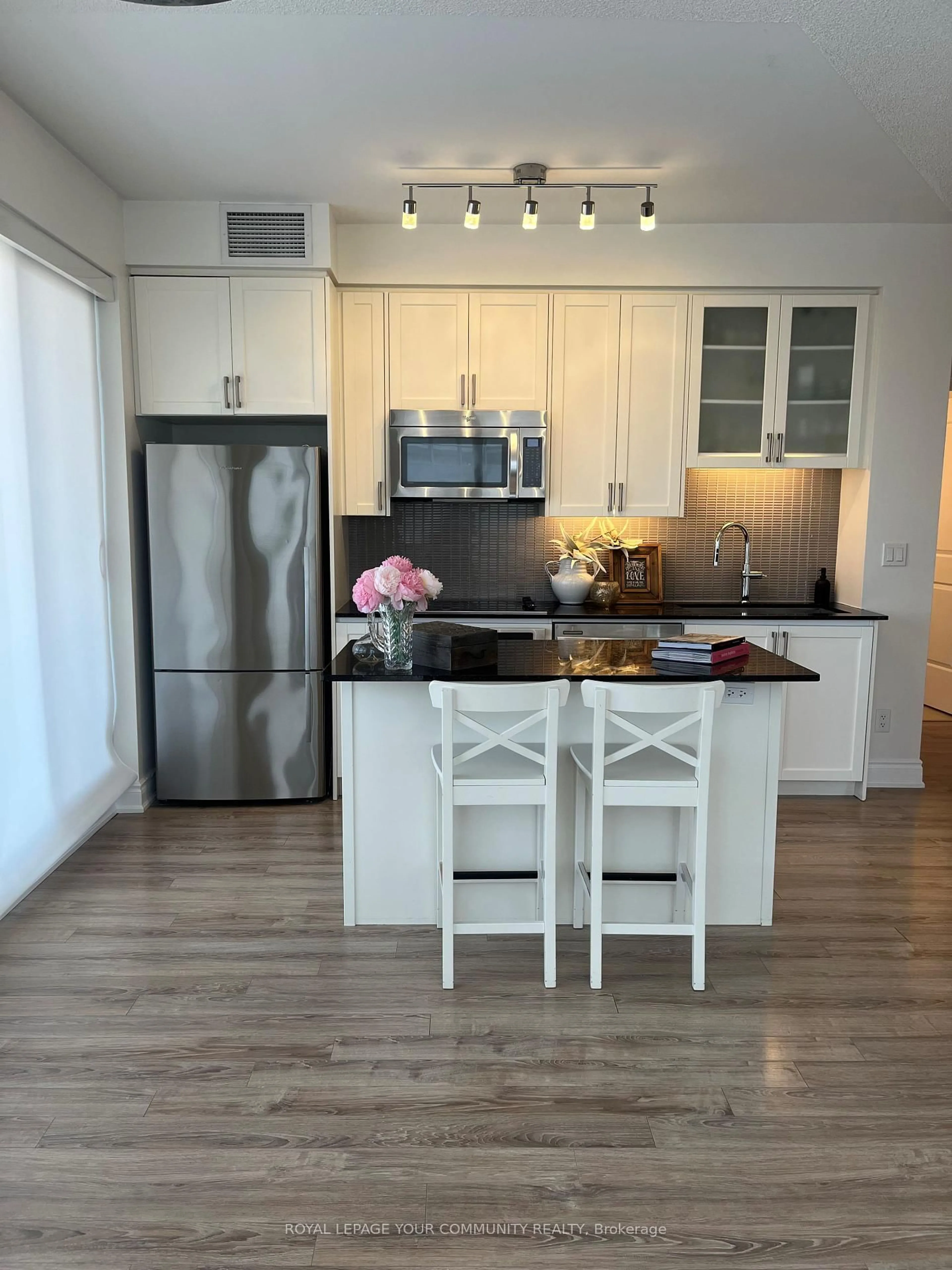 Open concept kitchen, wood/laminate floor for 9088 Yonge St #905A, Richmond Hill Ontario L4C 0Y6