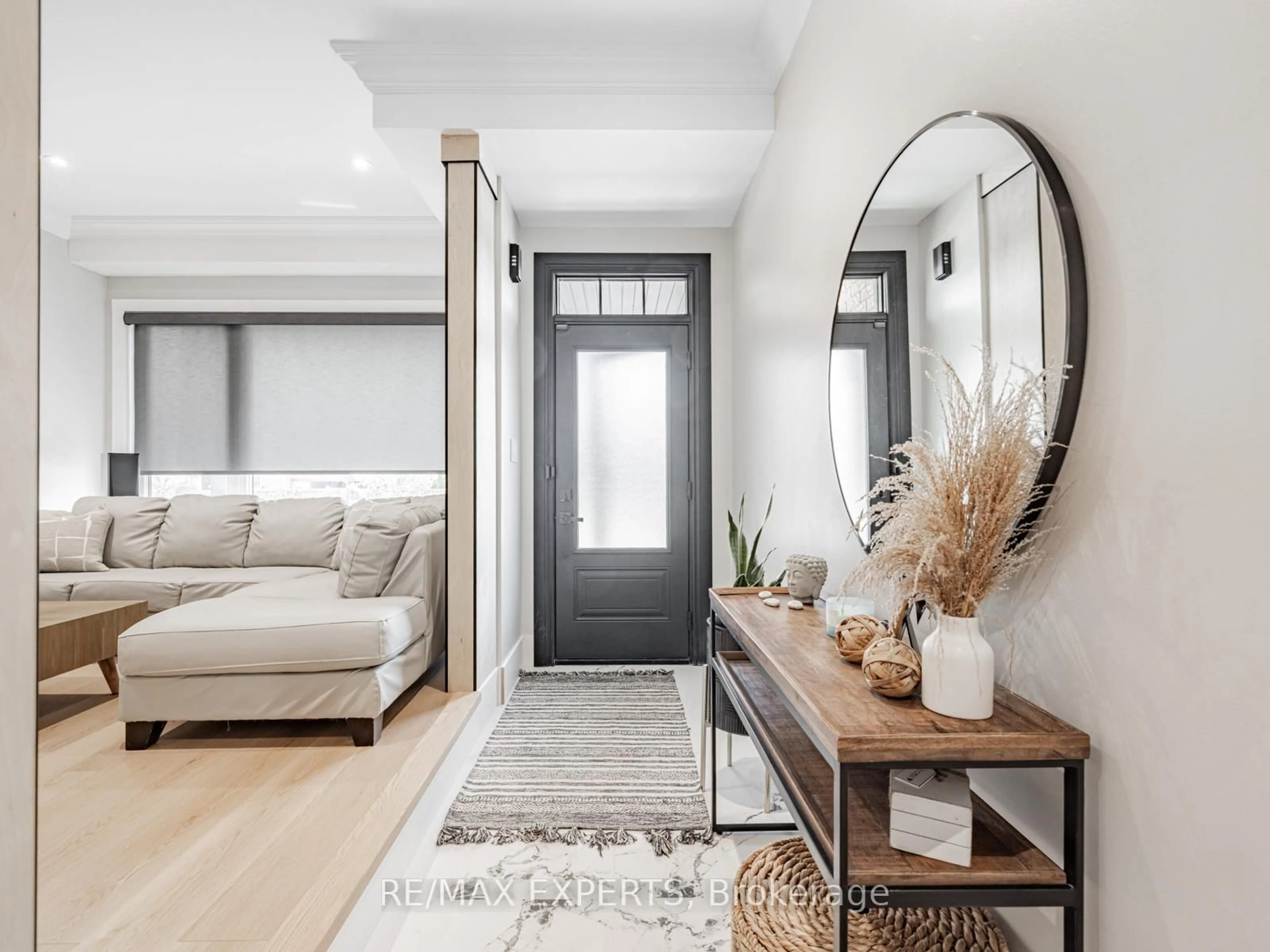 Indoor entryway for 267 Sunset Rdge, Vaughan Ontario L4H 1Z7