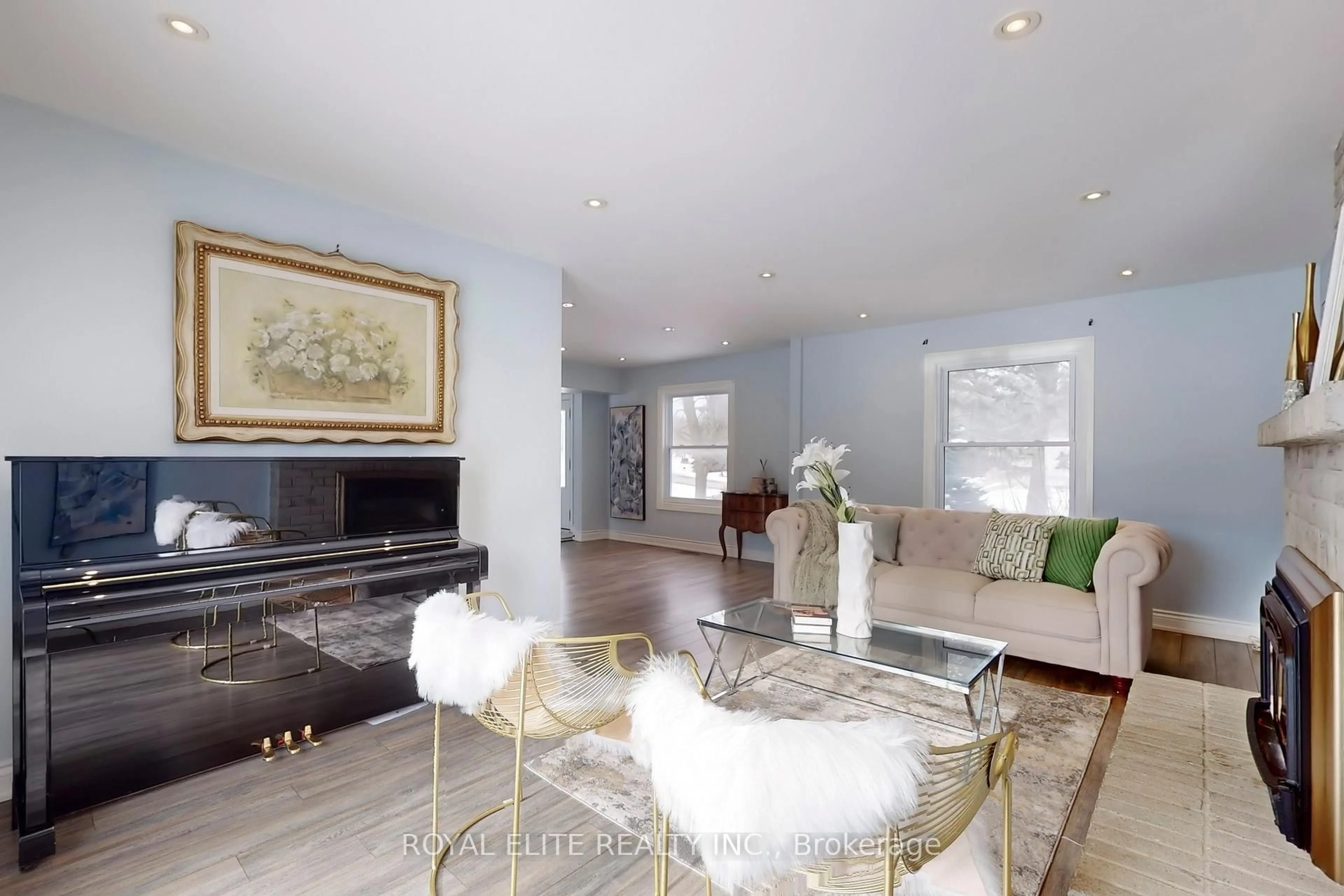 Living room with furniture, unknown for 6 Lady Diana Crt, Whitchurch-Stouffville Ontario L0H 1G0