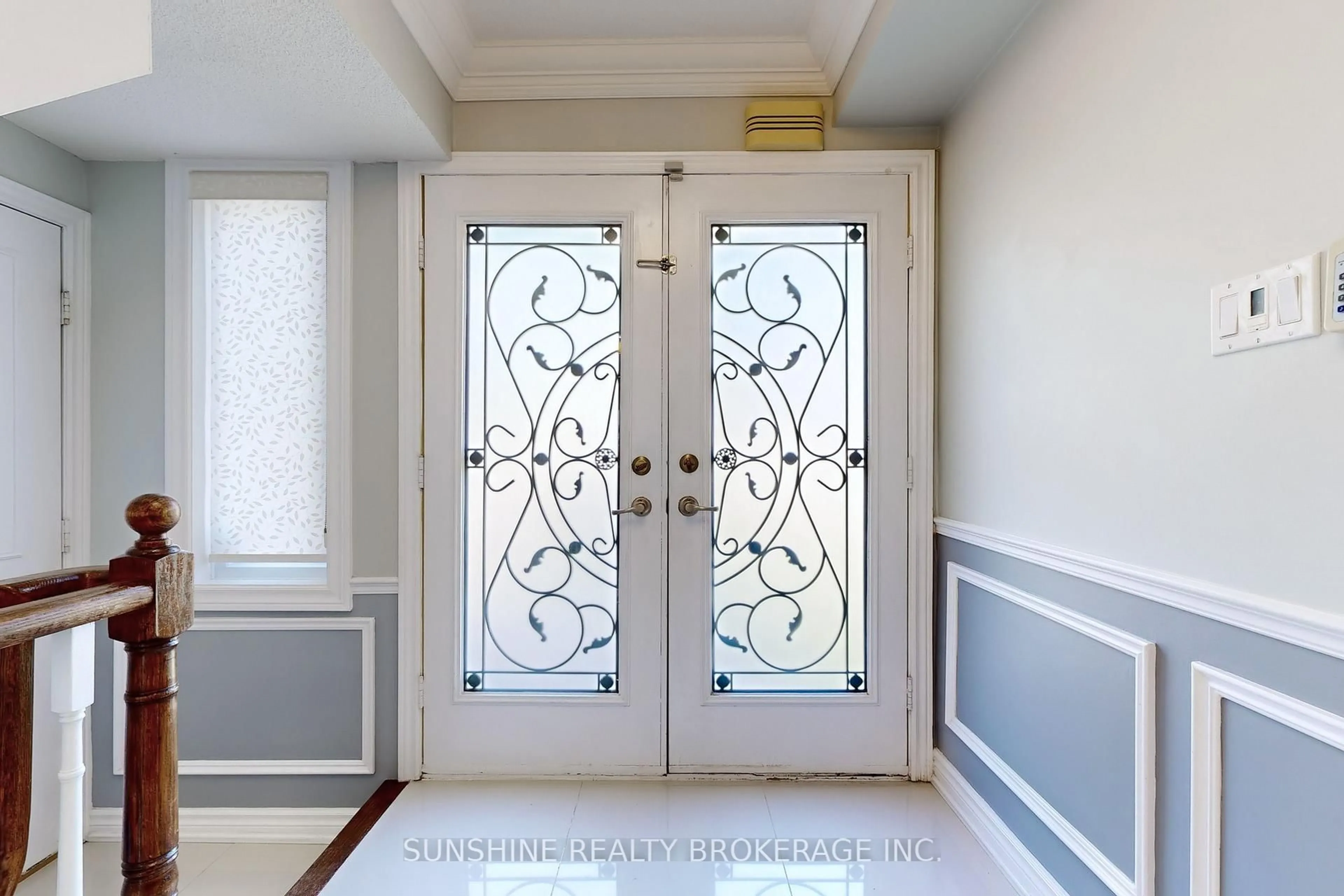Indoor entryway for 90 Park Lane Circ, Richmond Hill Ontario L4C 6S8