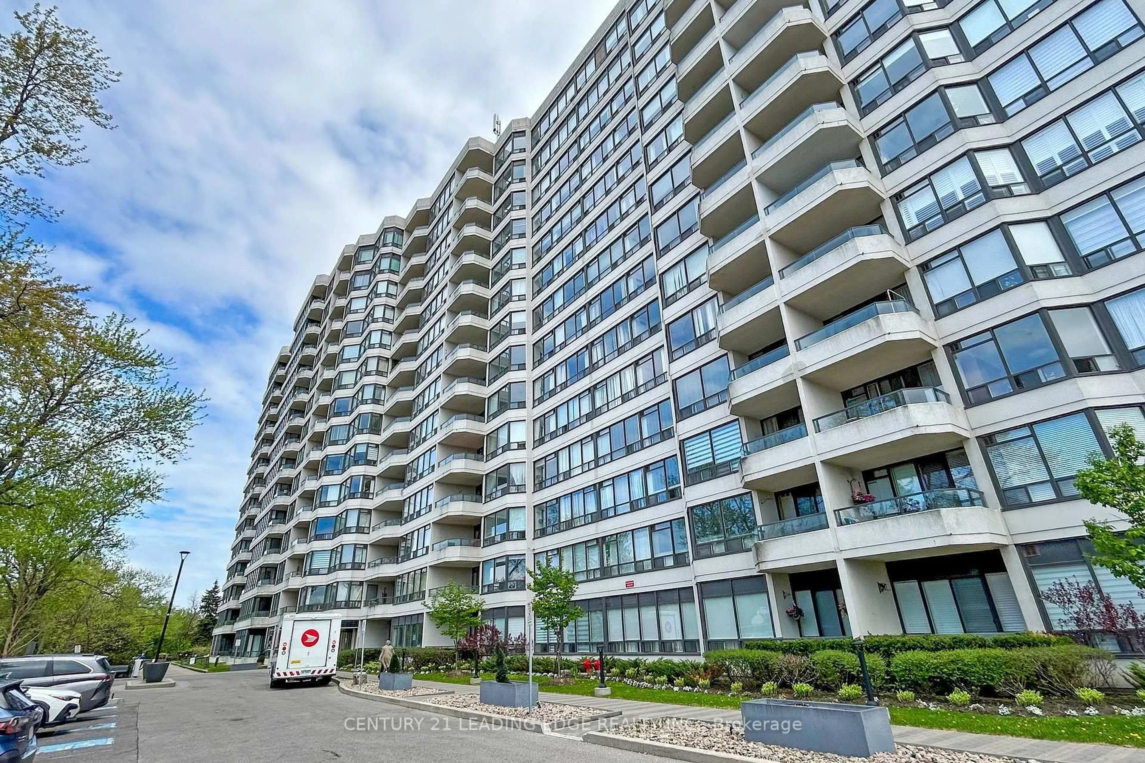 A pic from outside/outdoor area/front of a property/back of a property/a pic from drone, building for 8501 Bayview Ave #1203, Richmond Hill Ontario L4B 3J7