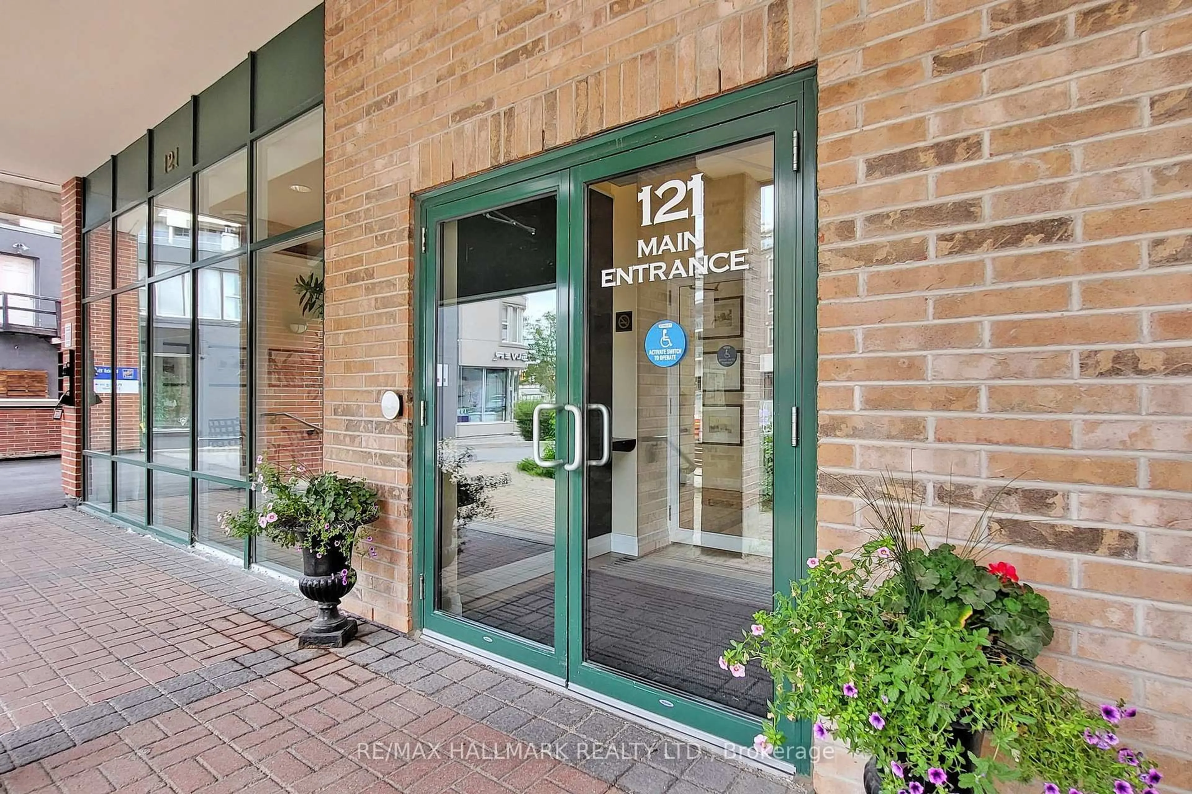 Indoor entryway for 121 Woodbridge Ave #122, Vaughan Ontario L4L 9E3