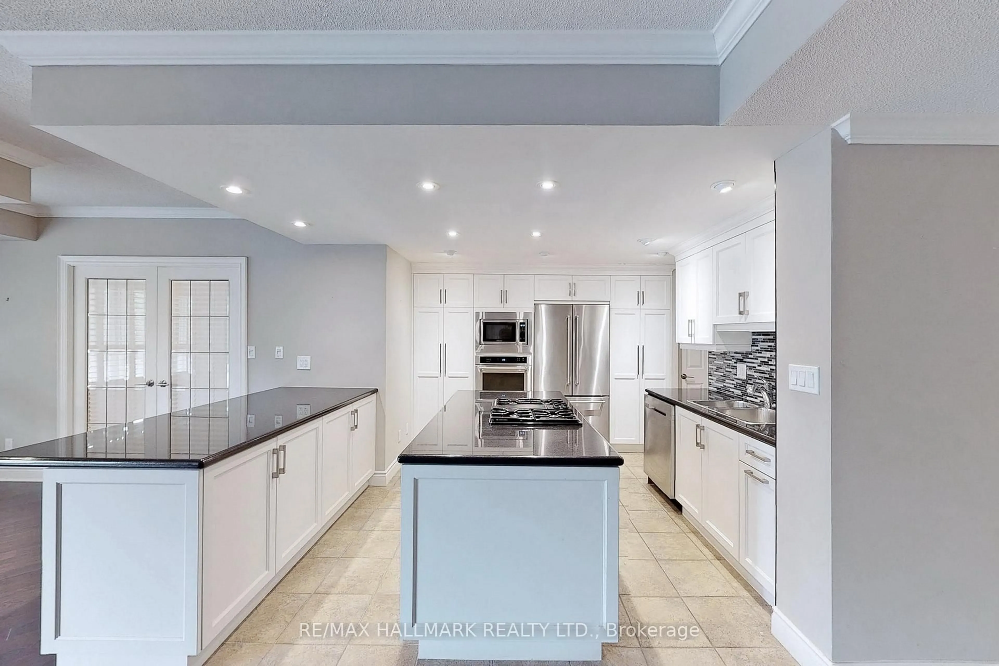 Open concept kitchen, ceramic/tile floor for 121 Woodbridge Ave #122, Vaughan Ontario L4L 9E3