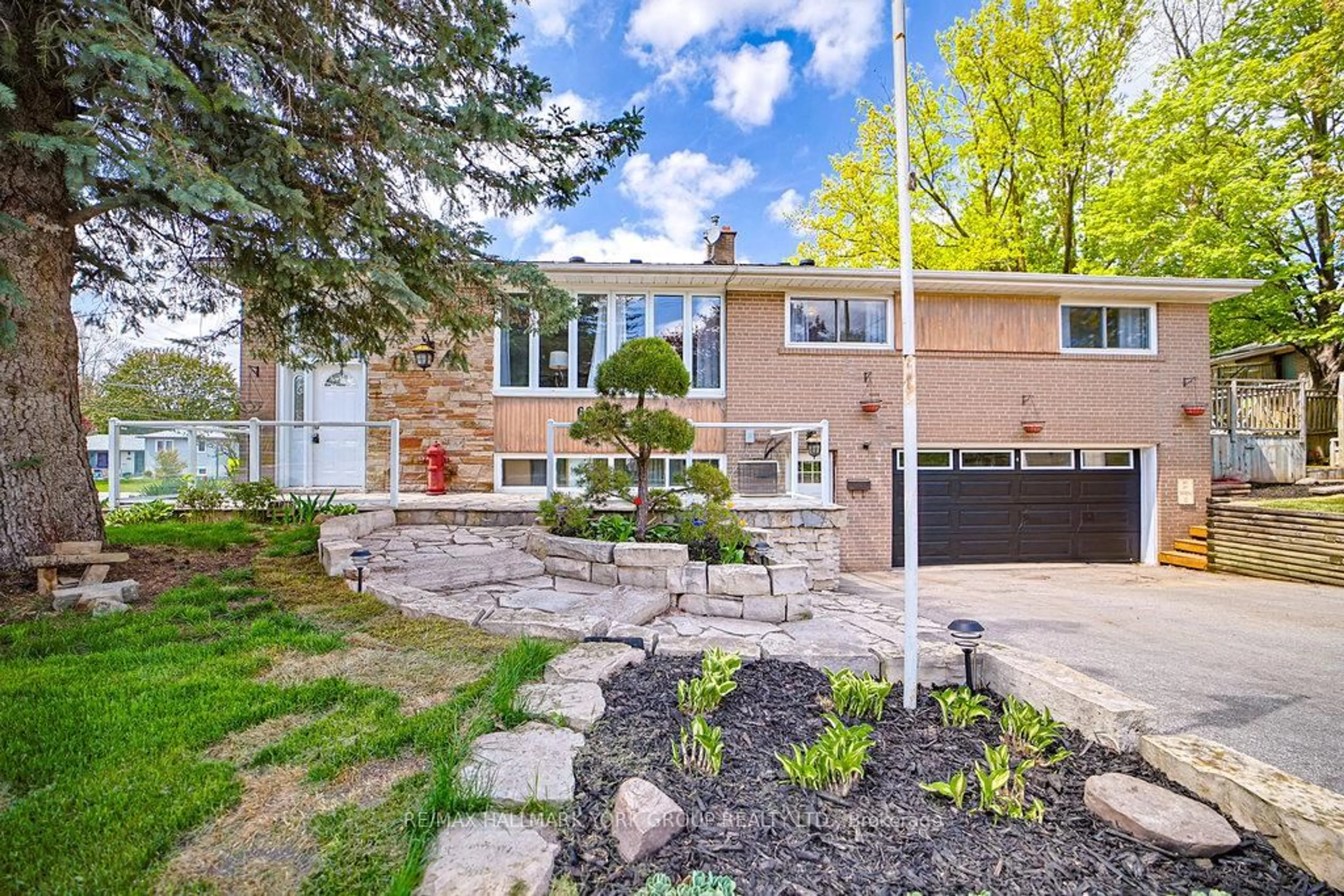 Home with brick exterior material, street for 689 Sunnypoint Dr, Newmarket Ontario L3Y 2Z7