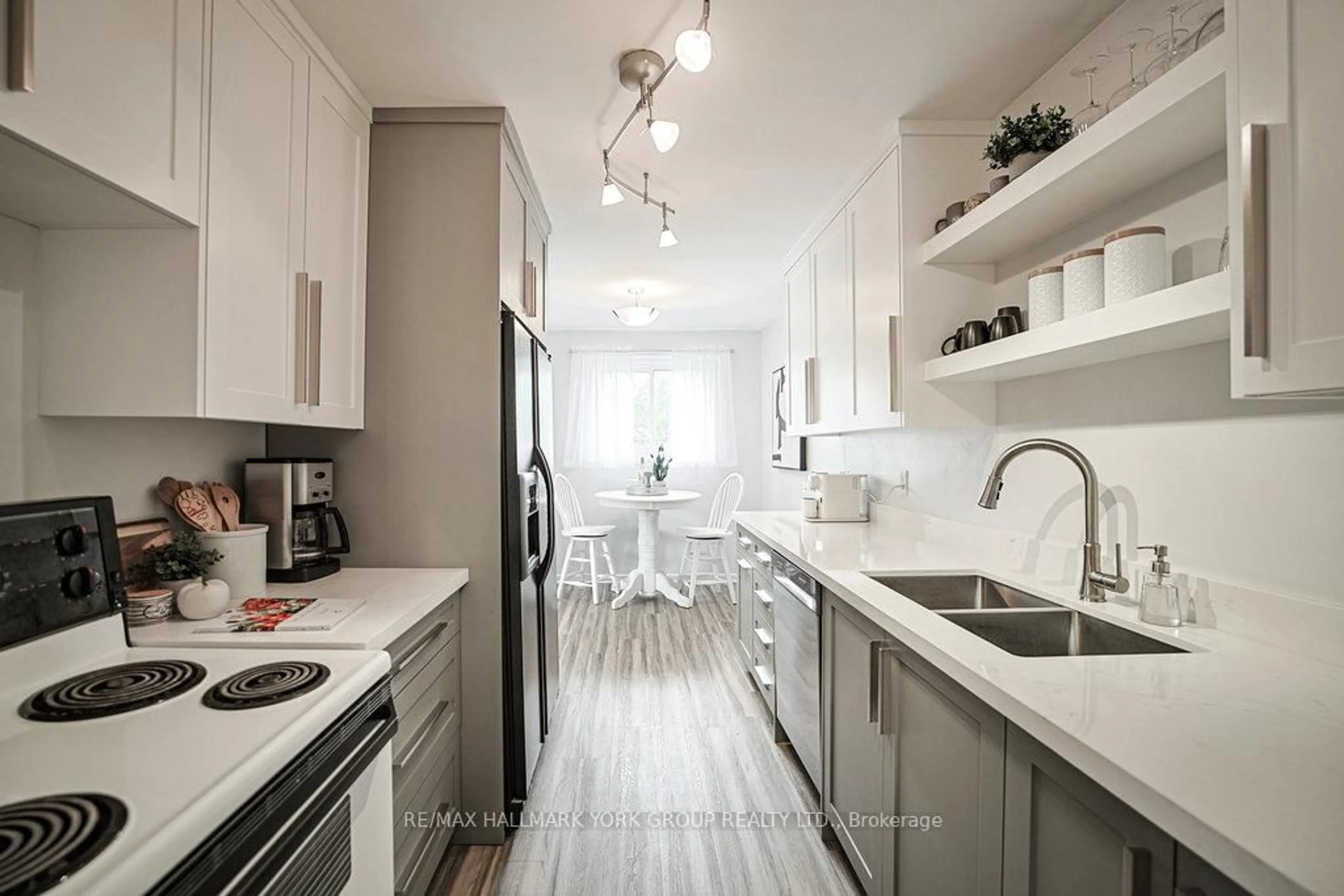 Contemporary kitchen, ceramic/tile floor for 689 Sunnypoint Dr, Newmarket Ontario L3Y 2Z7