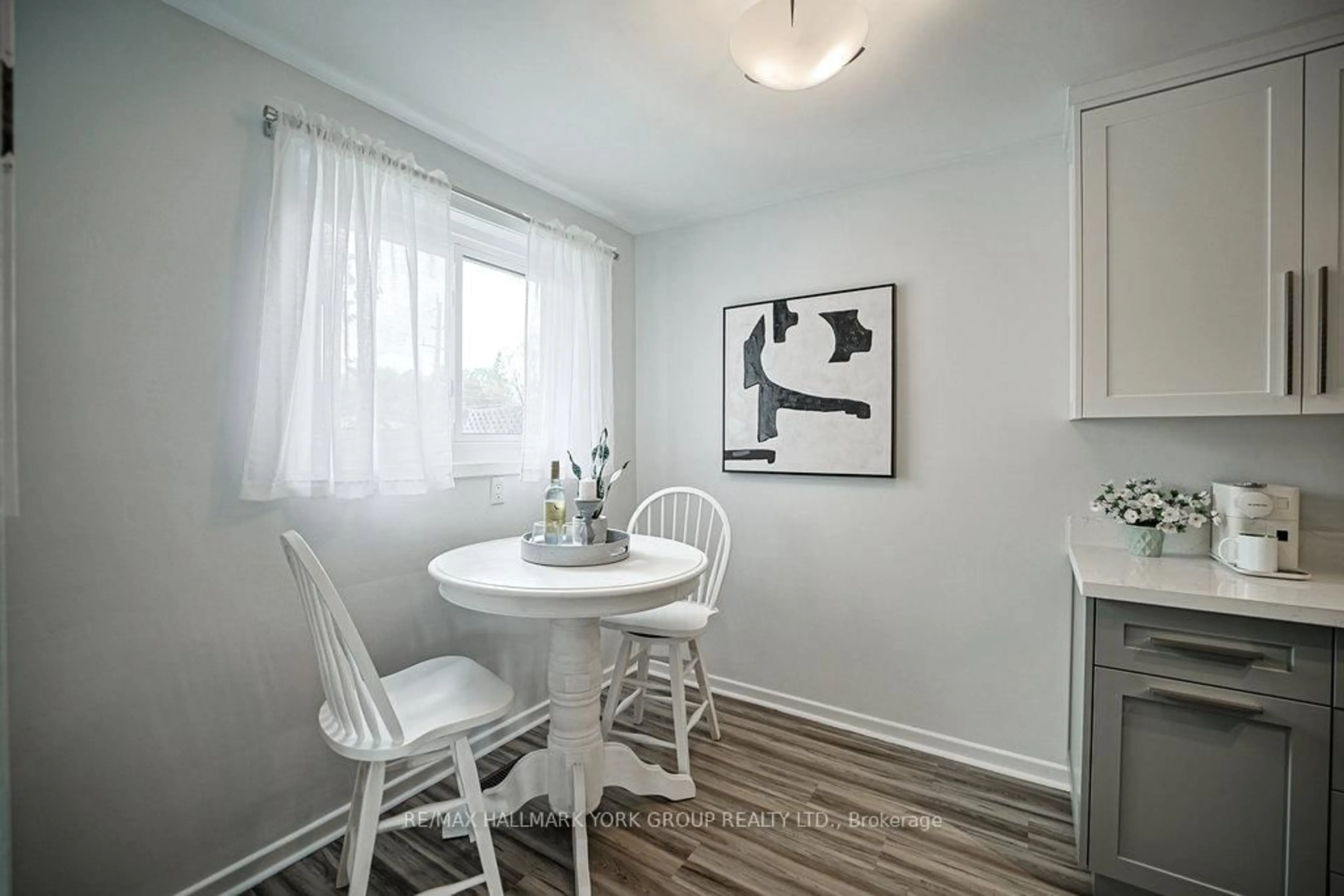 A pic of a room for 689 Sunnypoint Dr, Newmarket Ontario L3Y 2Z7