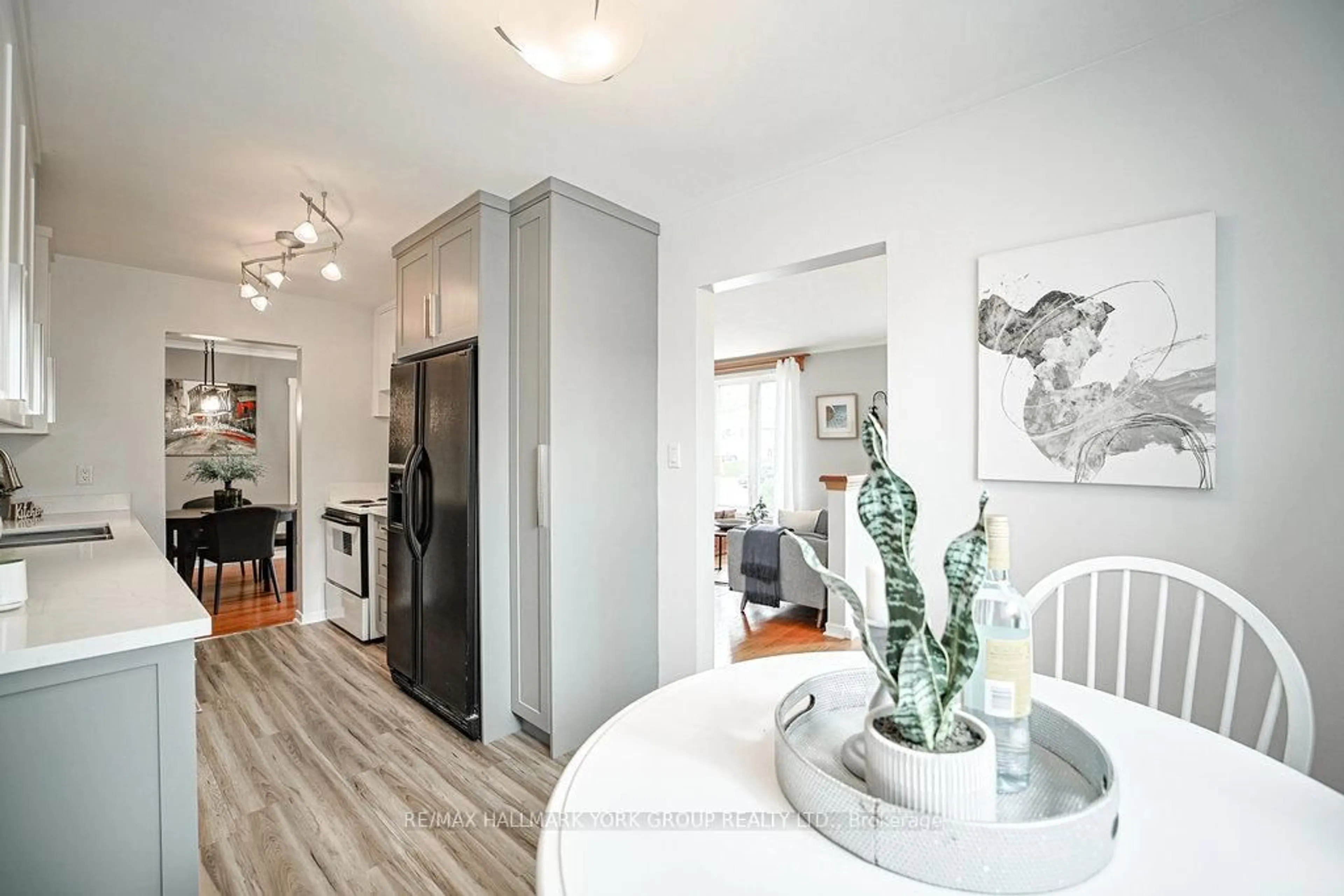 Open concept kitchen, unknown for 689 Sunnypoint Dr, Newmarket Ontario L3Y 2Z7
