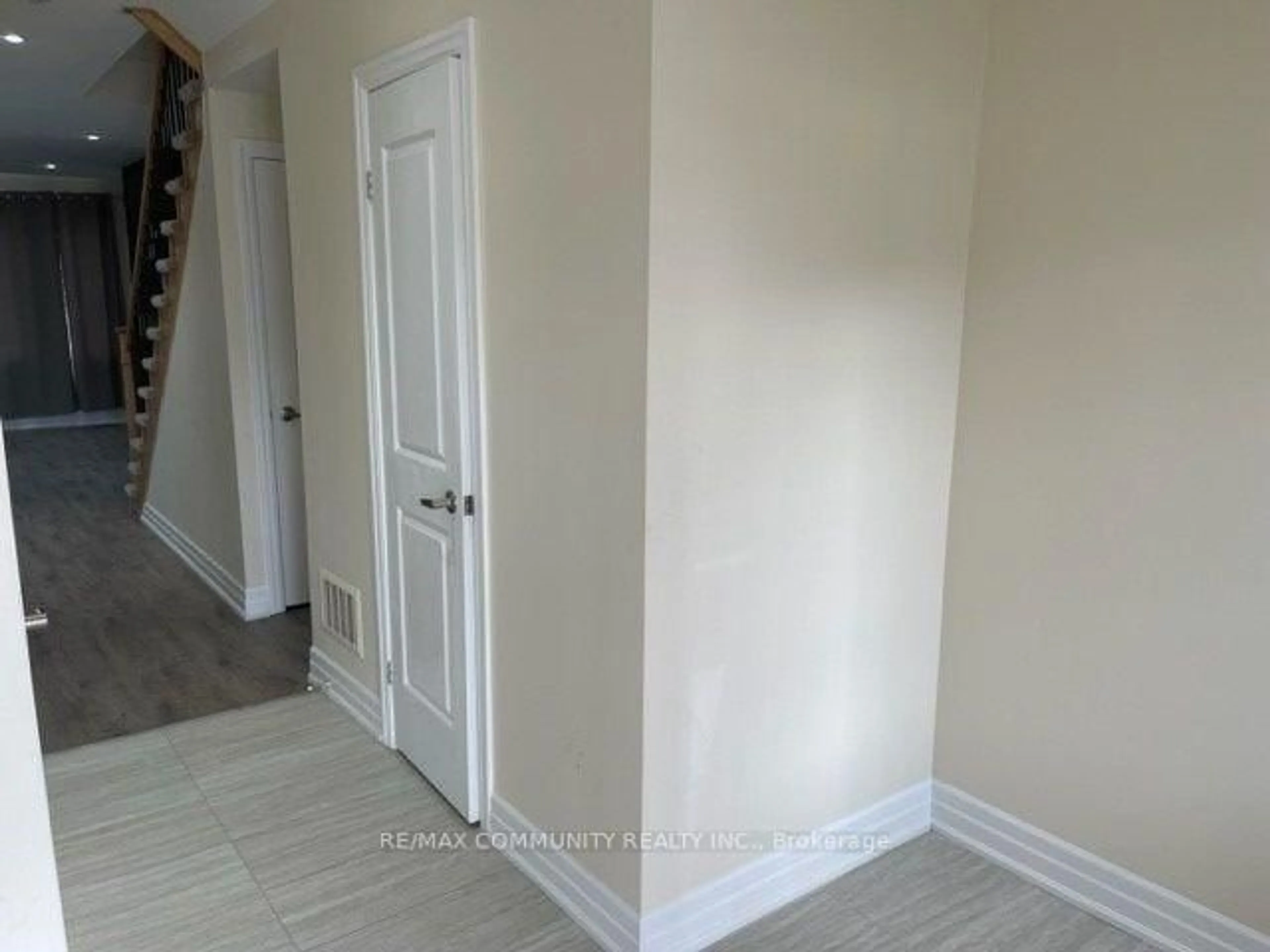 Indoor entryway for 128 Wagner Cres, Essa Ontario L0M 1B6