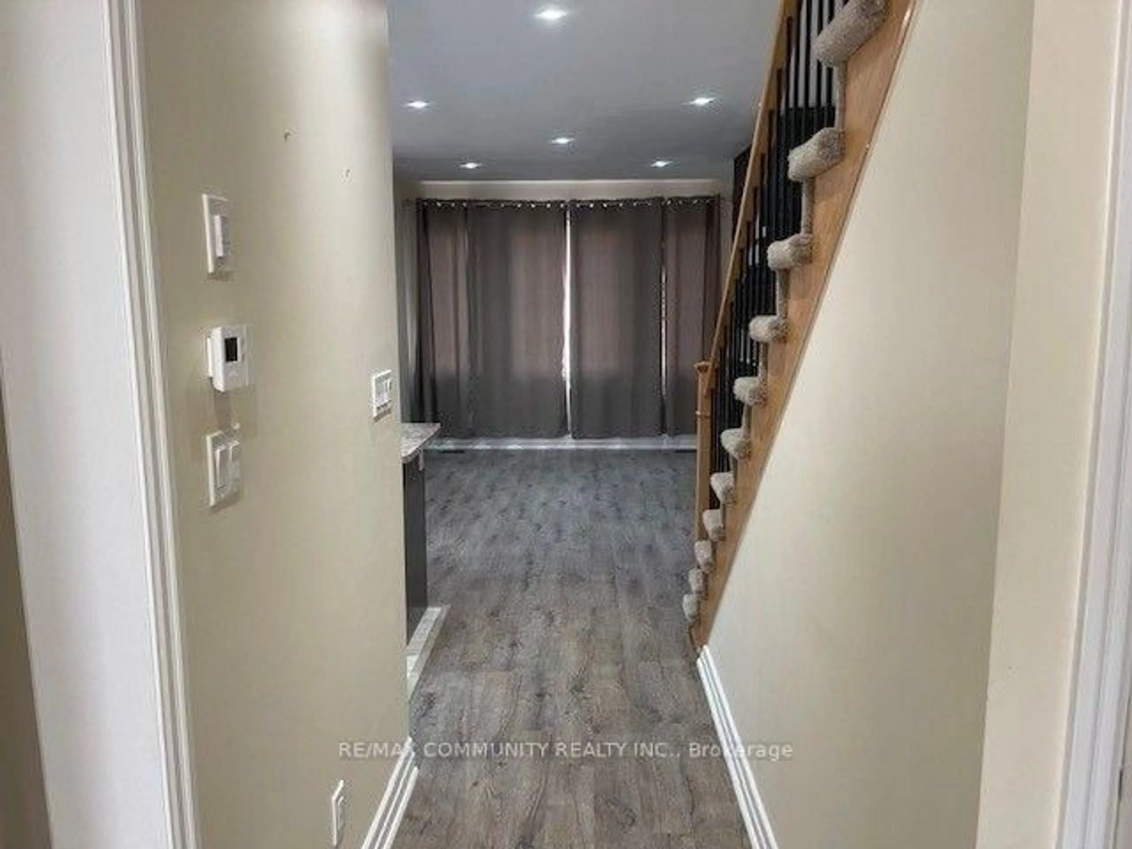 Indoor entryway for 128 Wagner Cres, Essa Ontario L0M 1B6