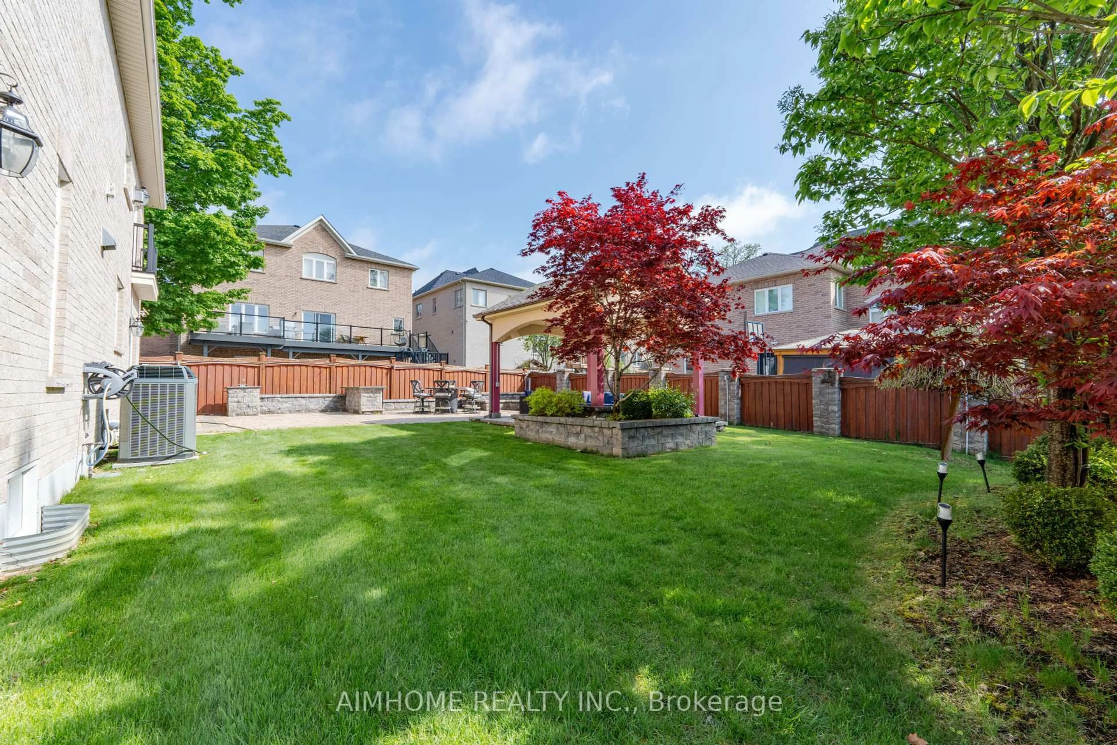 A pic from outside/outdoor area/front of a property/back of a property/a pic from drone, street for 29 Warden Woods Crt, Markham Ontario L3R 5W5
