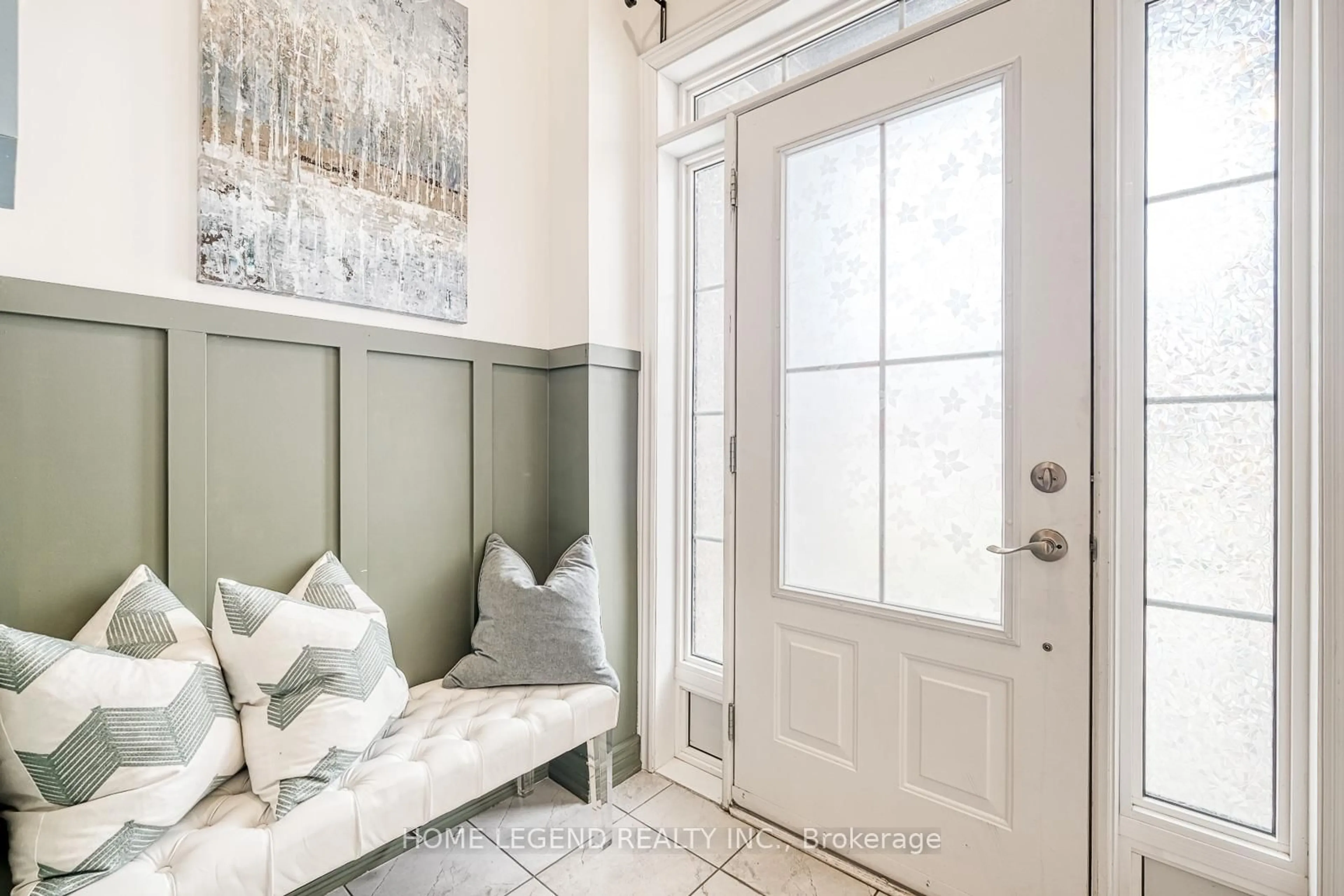 Indoor entryway for 59 Walter Proctor Rd, East Gwillimbury Ontario L9N 0P1