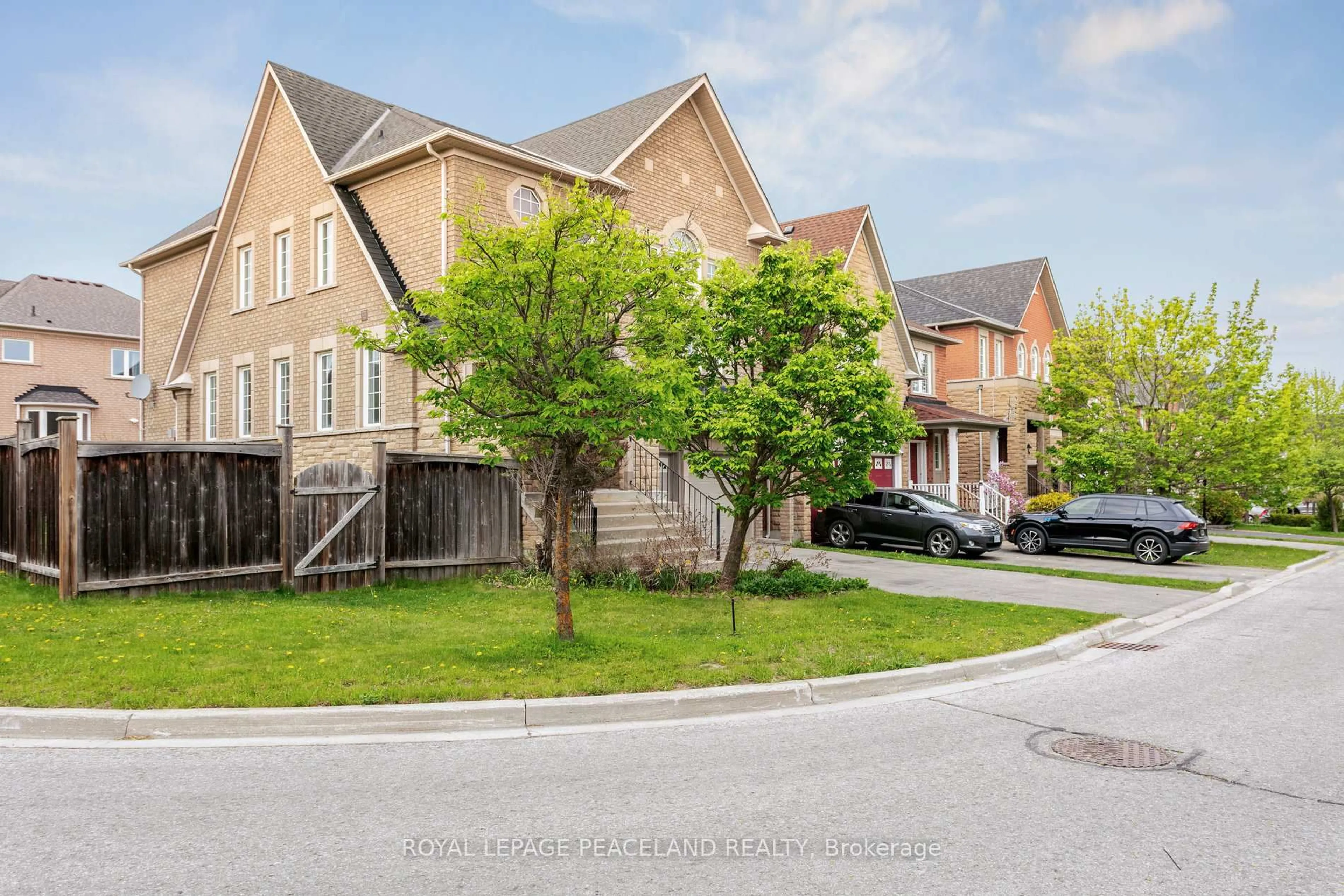 A pic from outside/outdoor area/front of a property/back of a property/a pic from drone, street for 30 Carnoustie Cres, Richmond Hill Ontario L4E 0A2