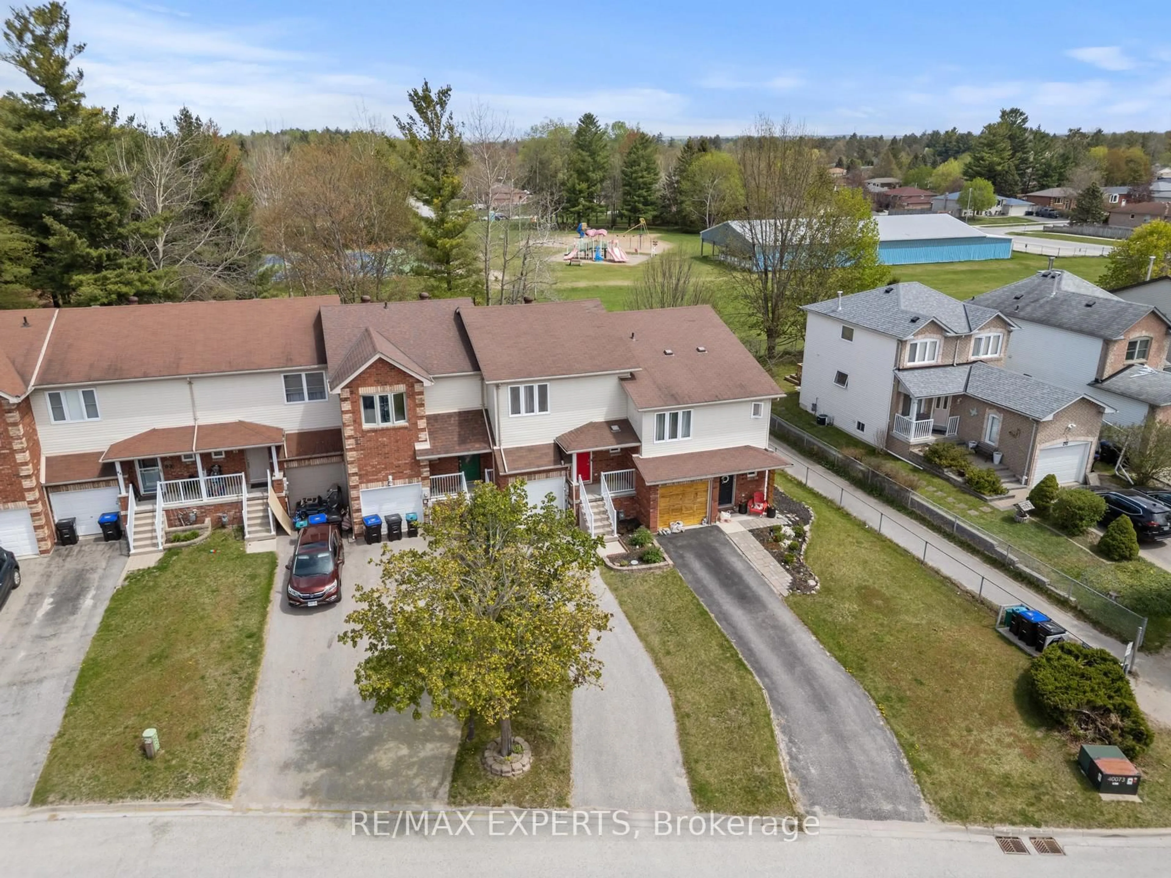 A pic from outside/outdoor area/front of a property/back of a property/a pic from drone, street for 89 Parkside Cres, Essa Ontario L3W 0K9
