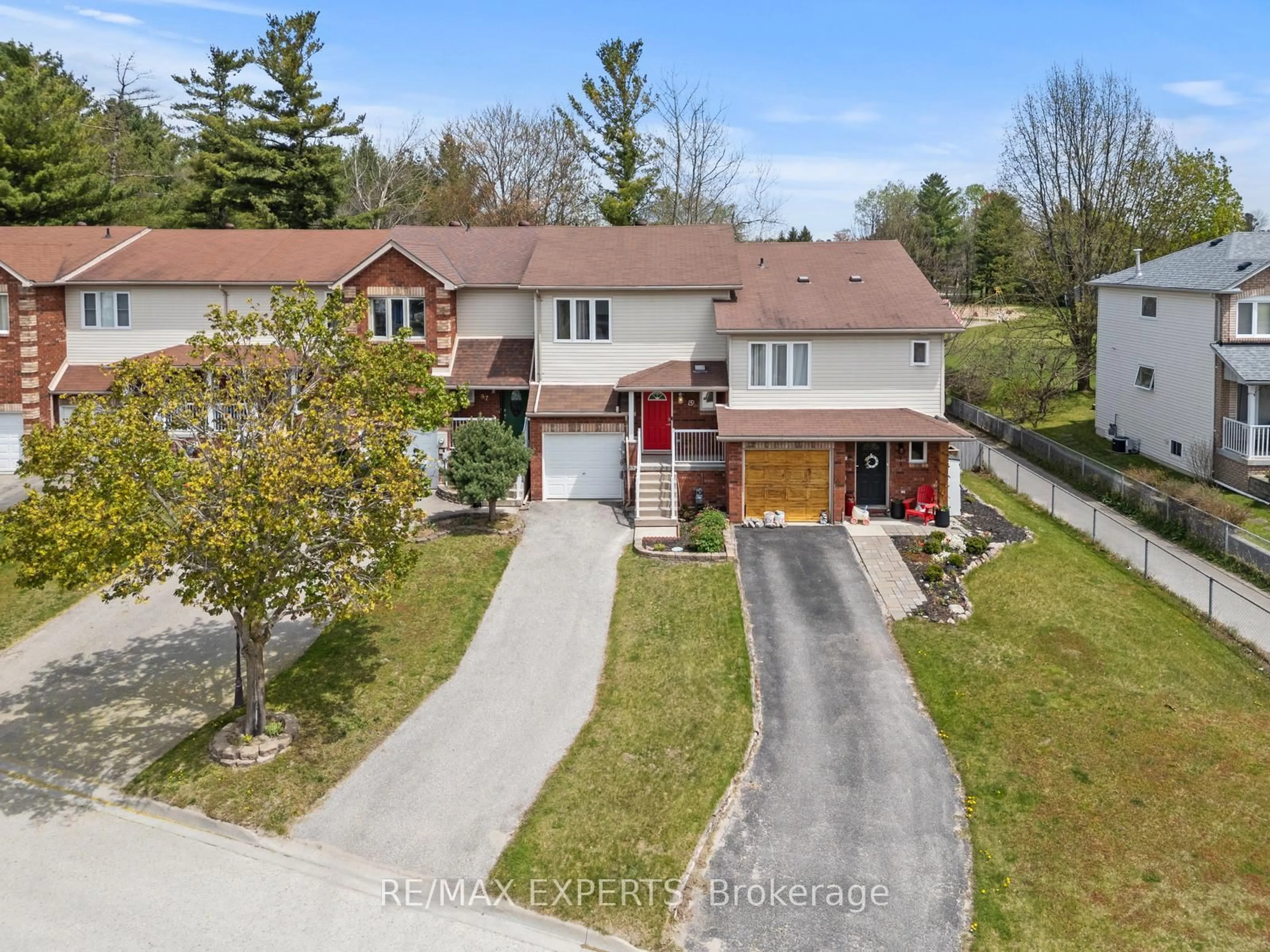 A pic from outside/outdoor area/front of a property/back of a property/a pic from drone, street for 89 Parkside Cres, Essa Ontario L3W 0K9