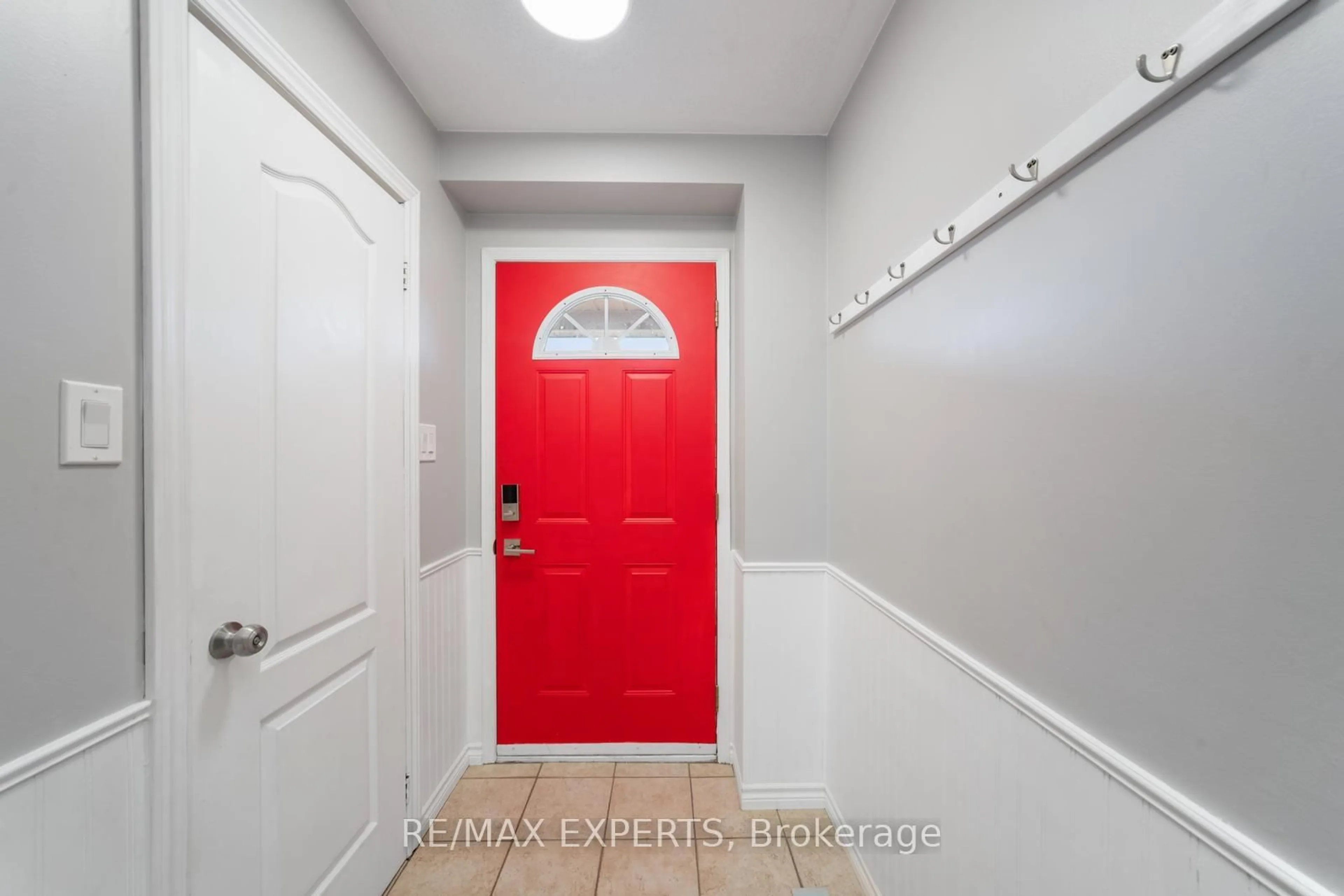 Indoor entryway for 89 Parkside Cres, Essa Ontario L3W 0K9