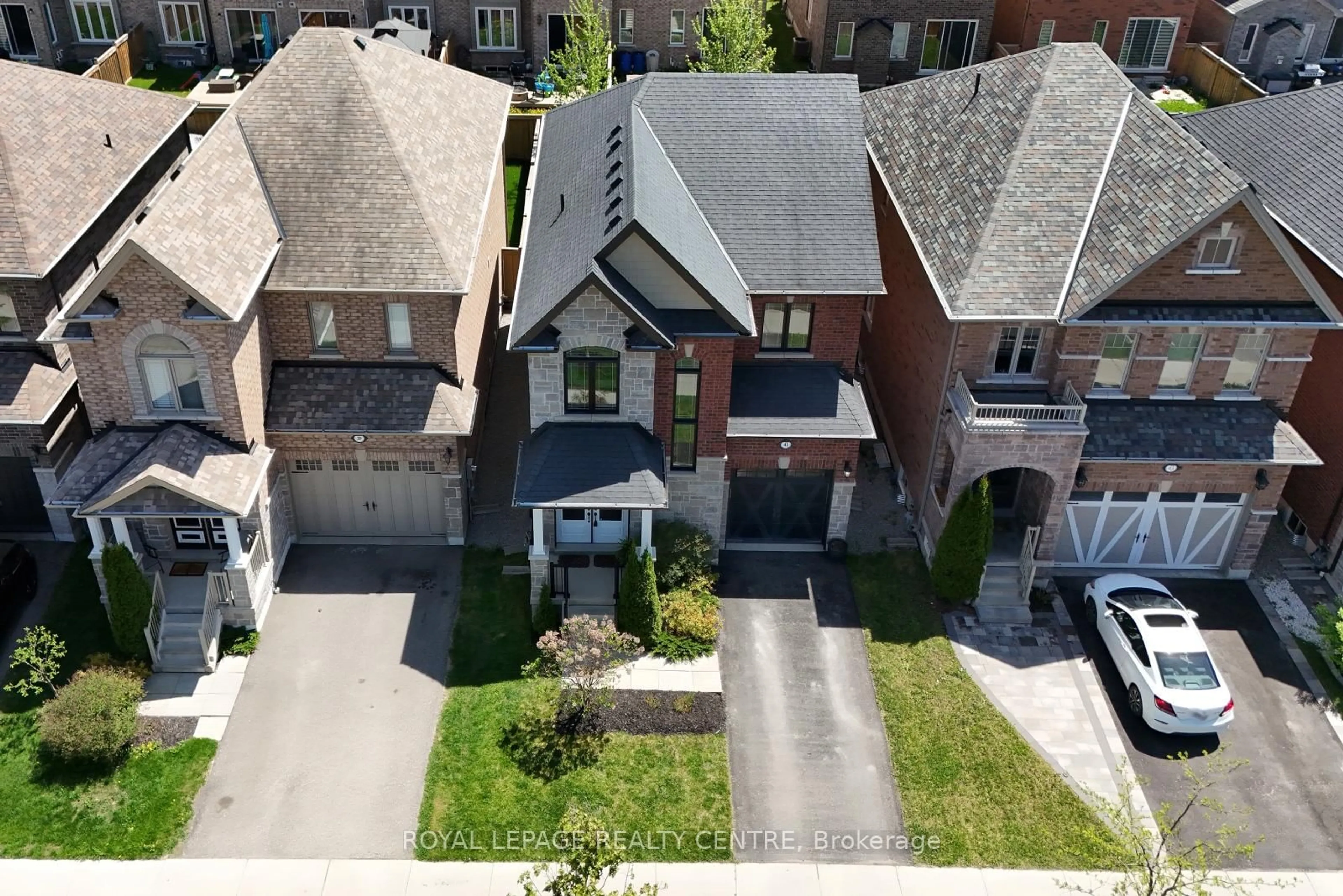 A pic from outside/outdoor area/front of a property/back of a property/a pic from drone, street for 41 Holt Dr, New Tecumseth Ontario L9R 0H8