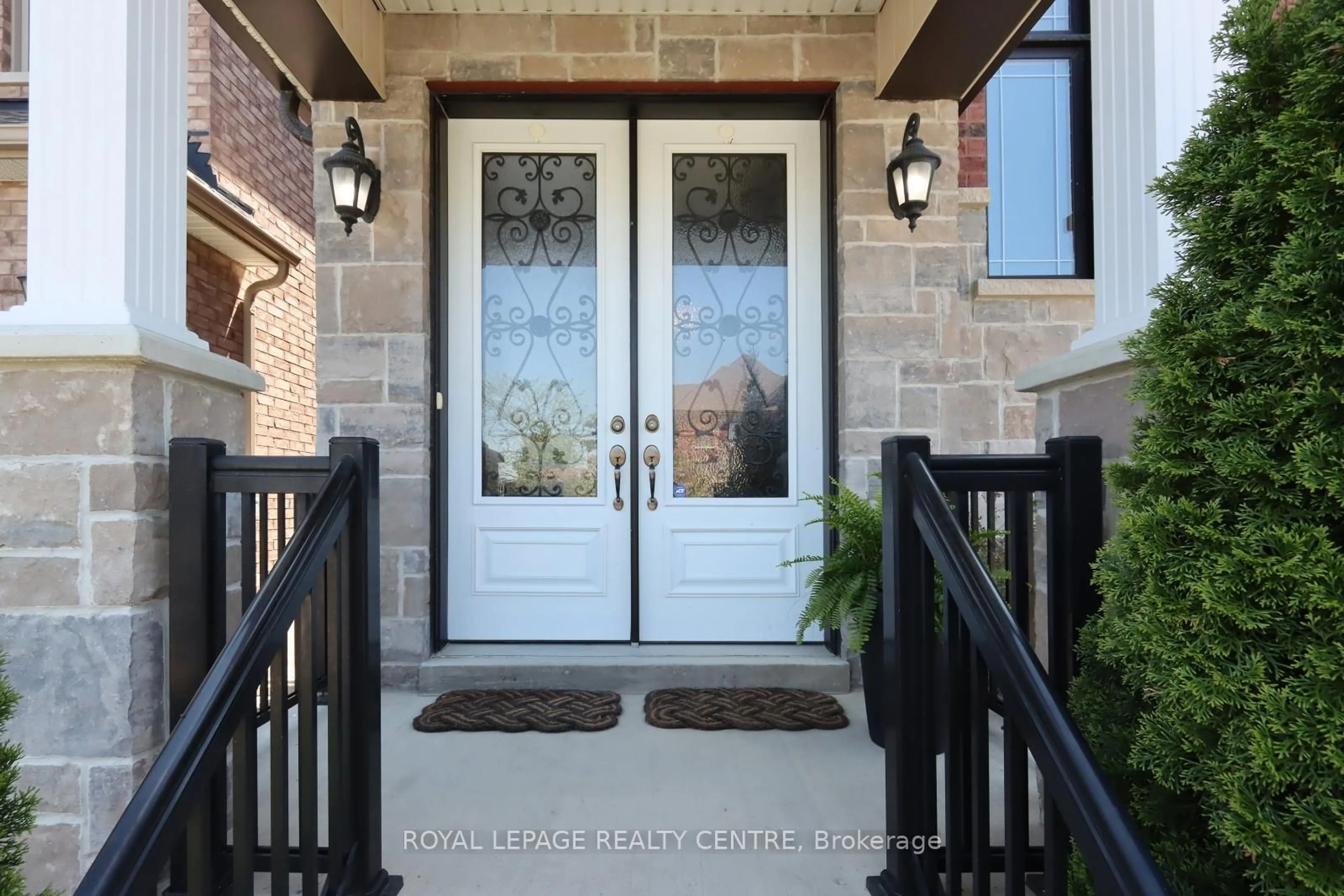 Indoor entryway for 41 Holt Dr, New Tecumseth Ontario L9R 0H8