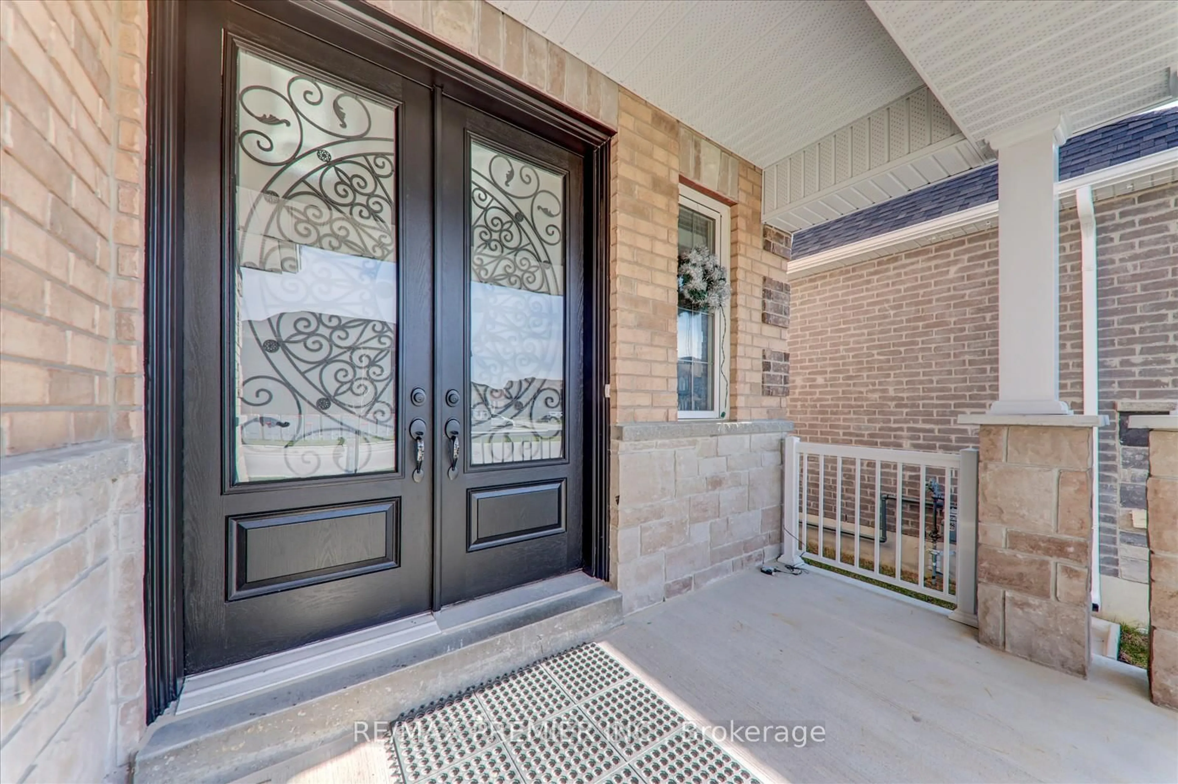 Indoor entryway for 35 Bank St, Essa Ontario L0M 1B0